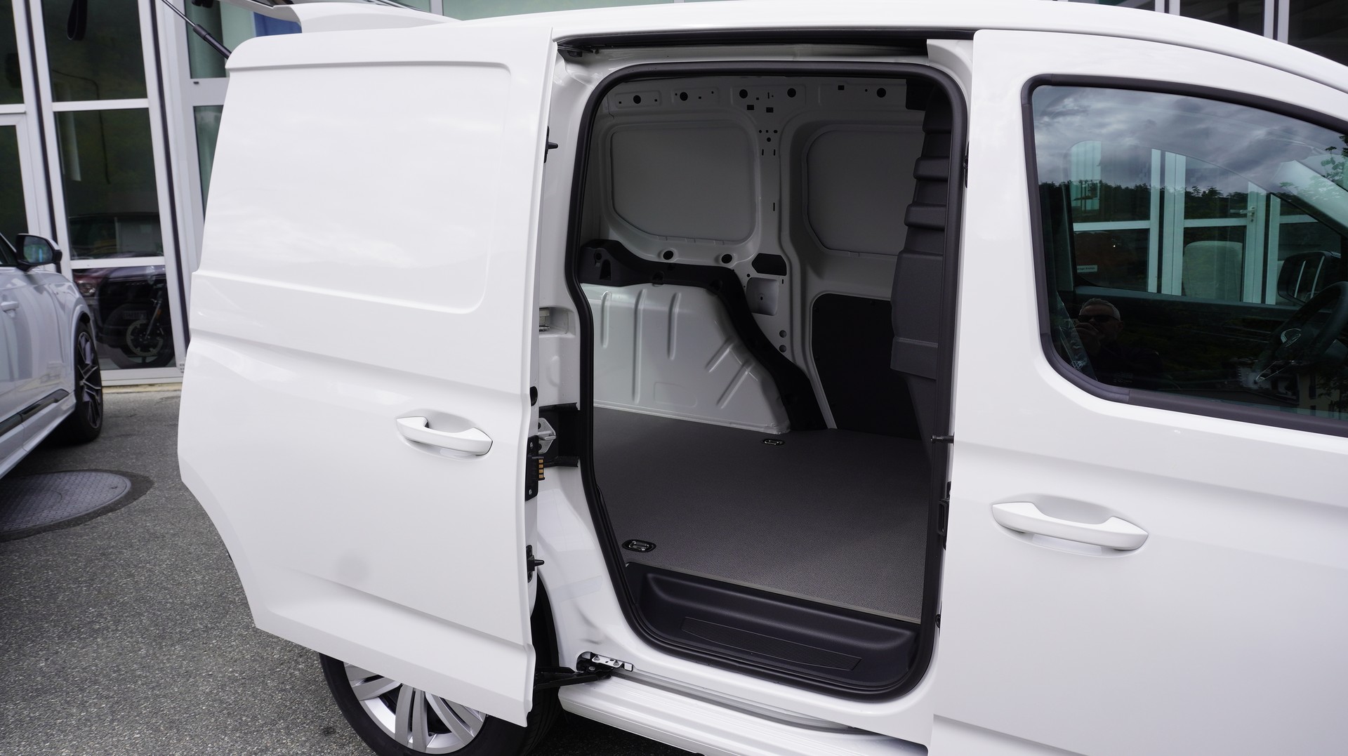 VW Cargo-image-14