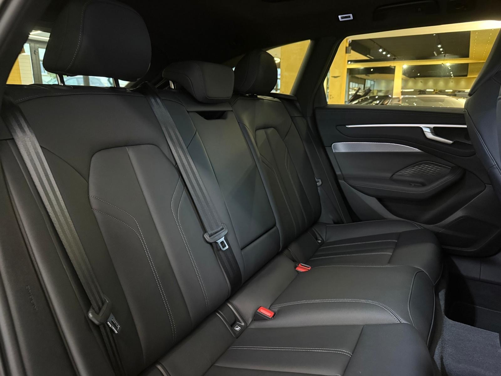 AUDI A6 Avant TDI quattro 150 kW S tronic-image-18
