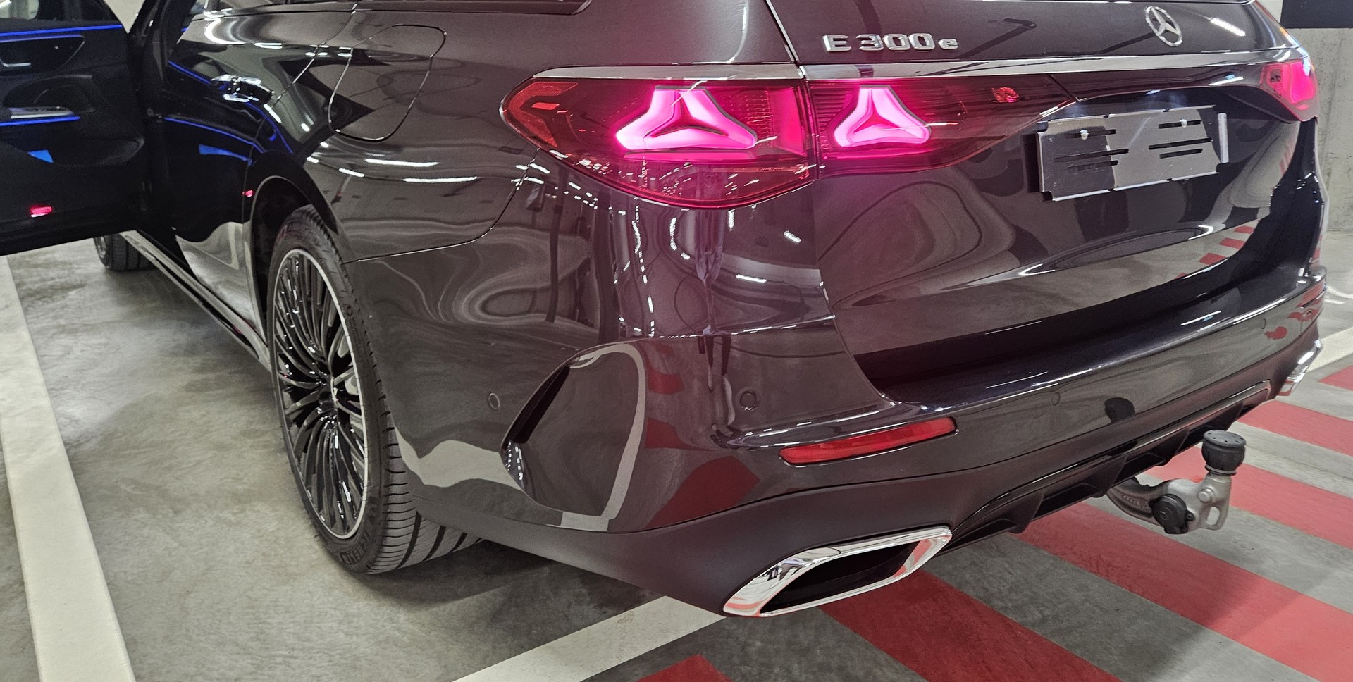 MERCEDES-BENZ E 300e T AMG Line-image-11