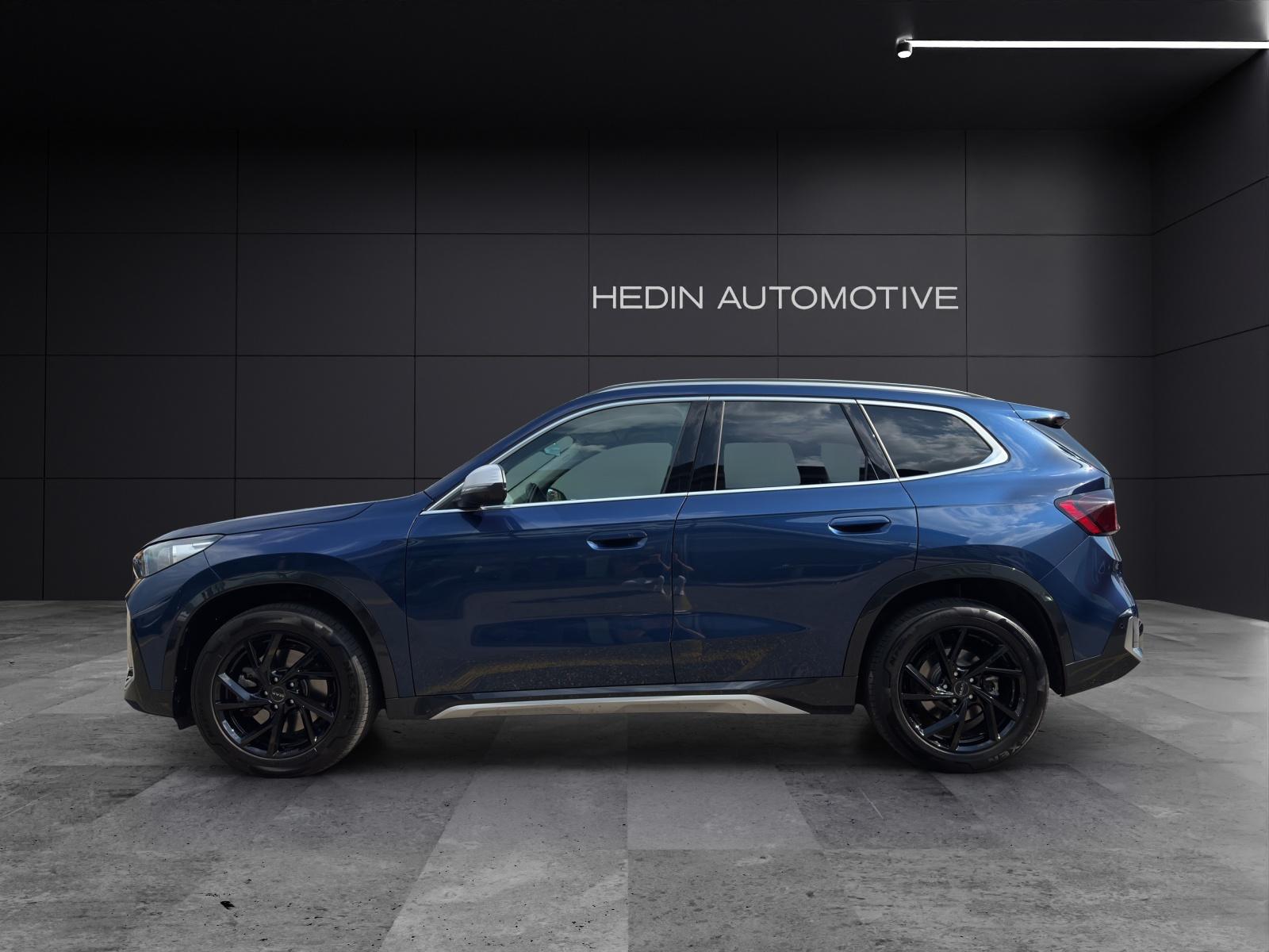 BMW X1 xDrive23i-showroom-element-2