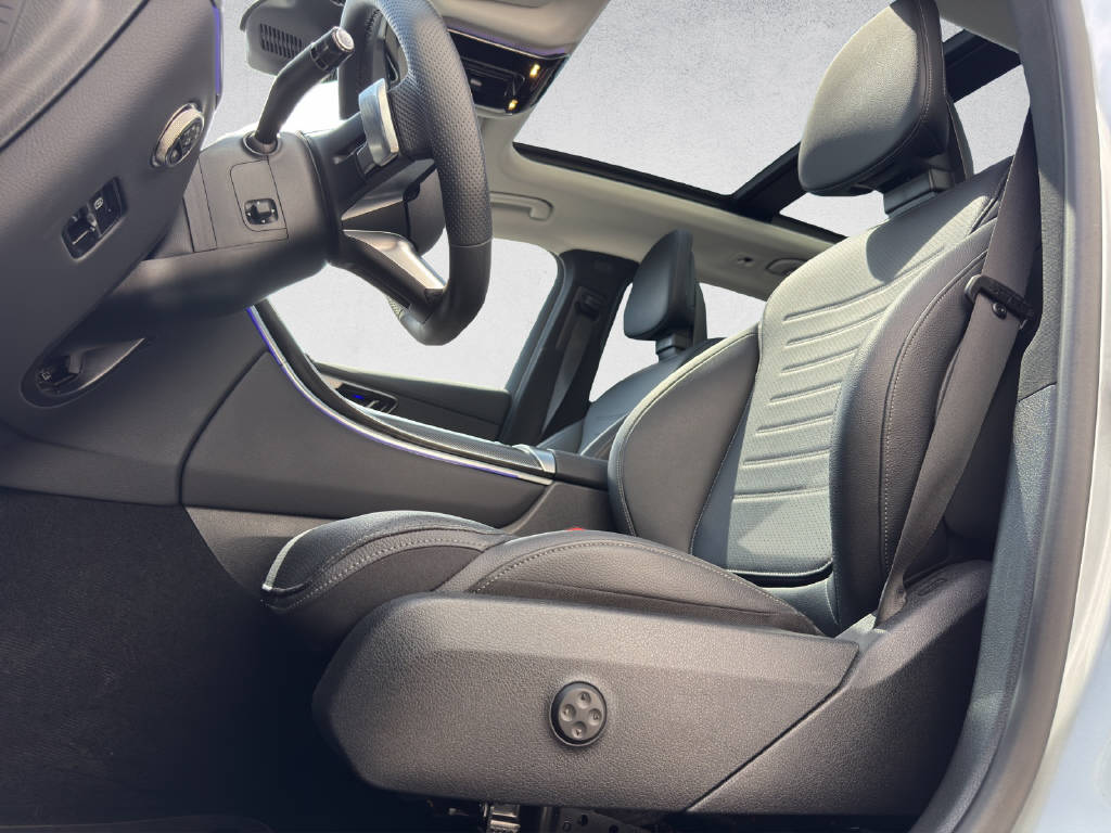 MERCEDES-BENZ GLC 300 e AMG Line 4Matic EQ Star-image-9