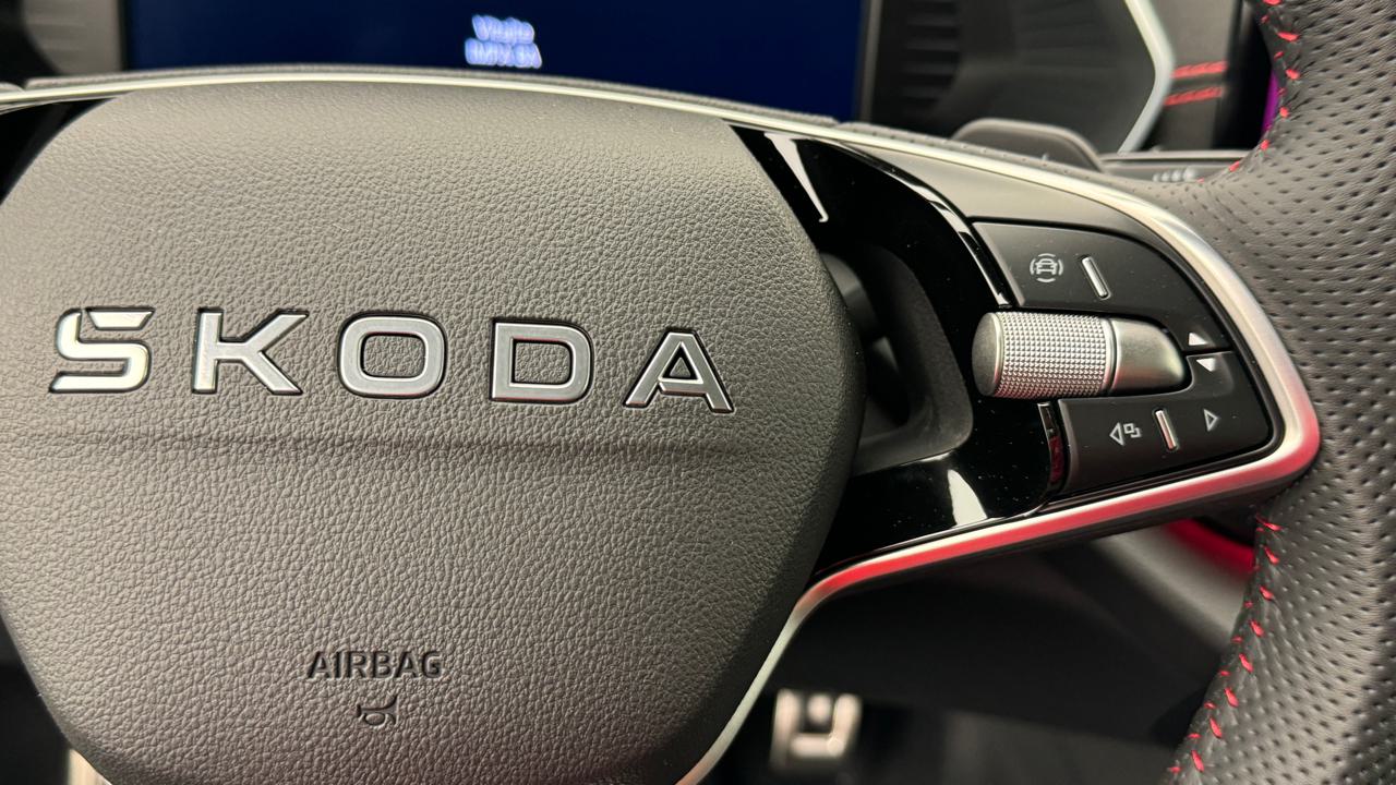 SKODA Octavia Combi 2.0 TSI DSG RS-image-9