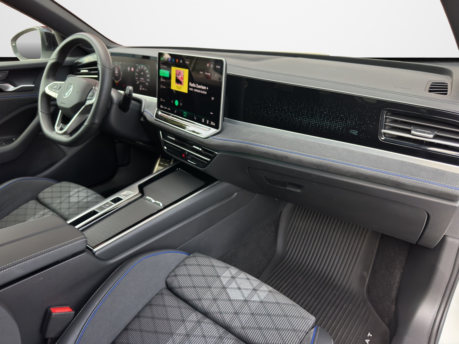VW Passat Variant 2.0 TDI evo R-Line 4 Motion DSG *Anhängerkupplung 2200kg*-image-11