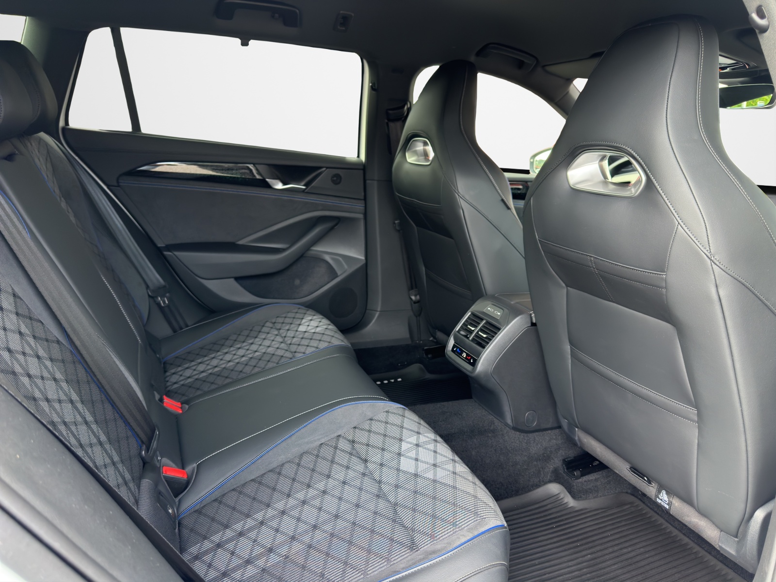 VW Passat Variant 2.0 TDI evo R-Line 4 Motion DSG *Anhängerkupplung 2200kg*-image-13
