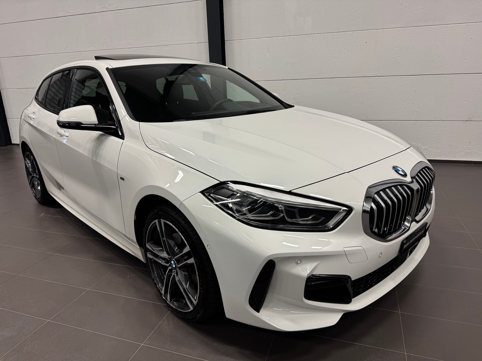 BMW 118i Pure M Sport Steptronic-showroom-element-1