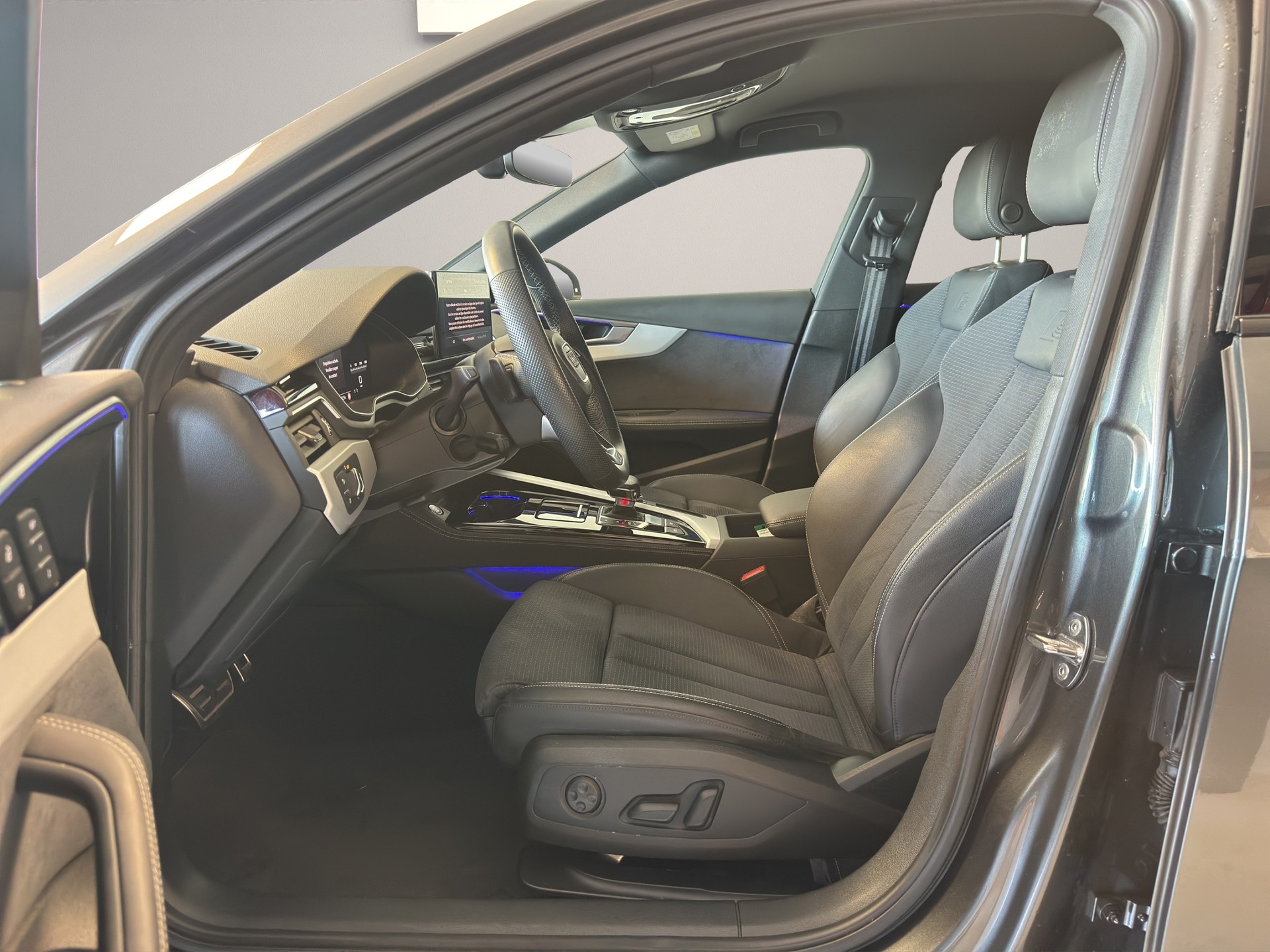 AUDI A4 Avant 40 TDI S line Attraction quattro S-tronic-image-8