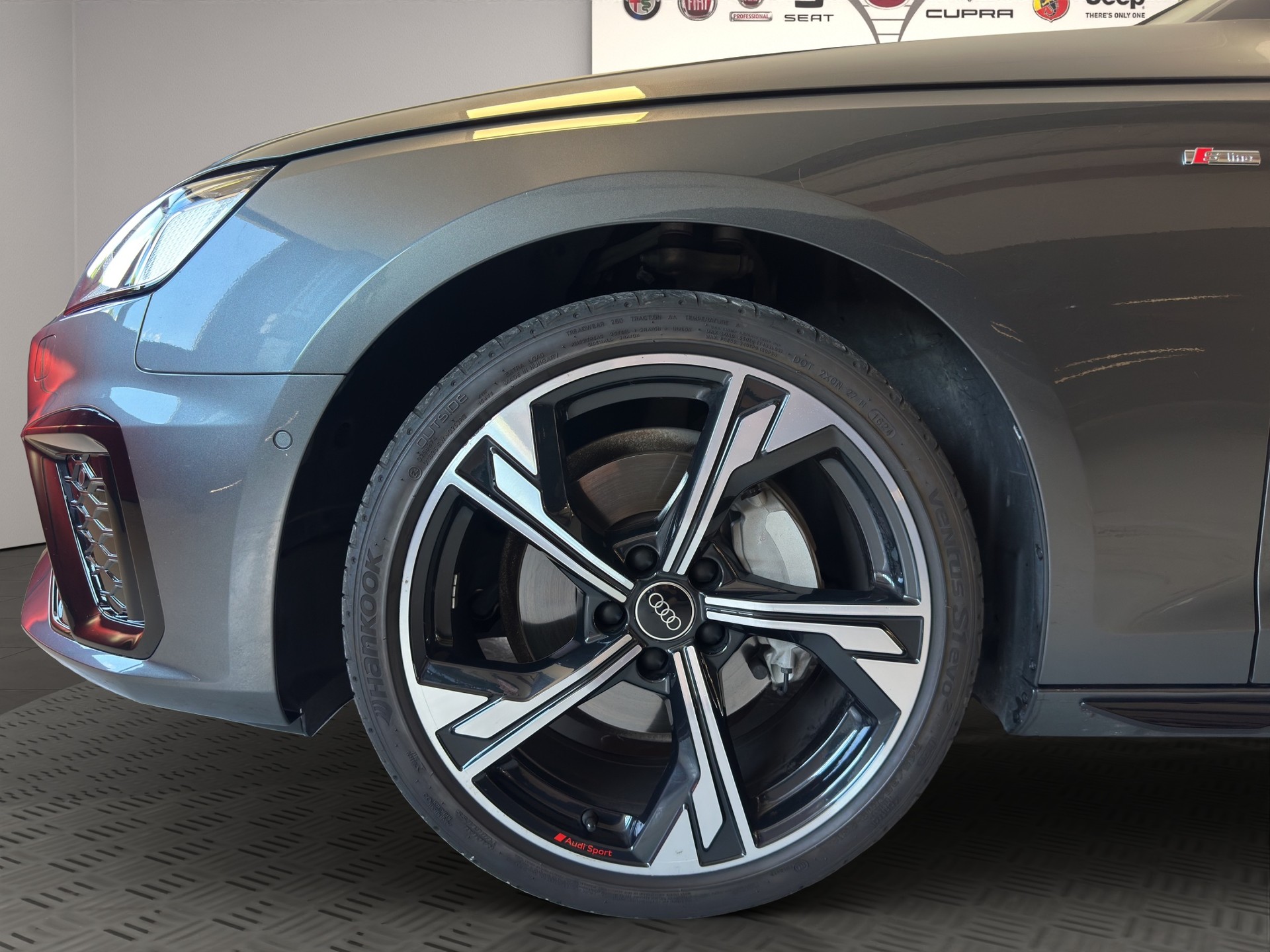 AUDI A4 Avant 40 TDI S line Attraction quattro S-tronic-image-6
