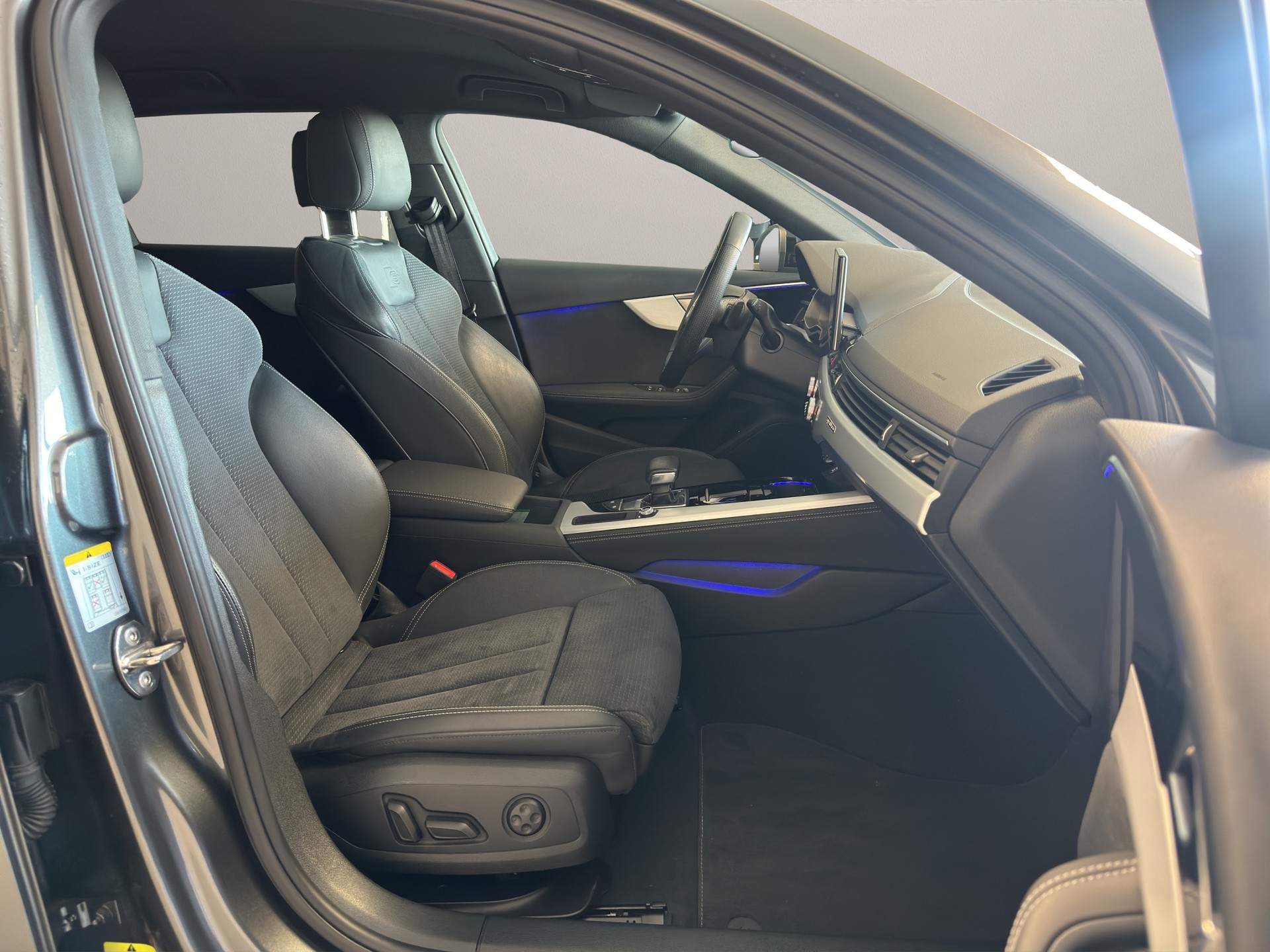 AUDI A4 Avant 40 TDI S line Attraction quattro S-tronic-image-9