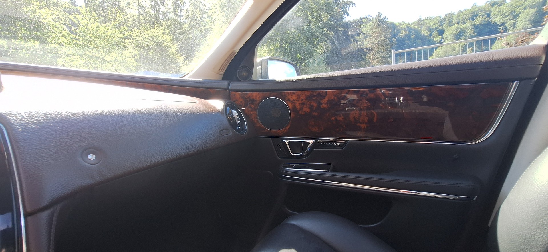 JAGUAR XJ 3.0d V6 Premium Luxury Automatic-image-25