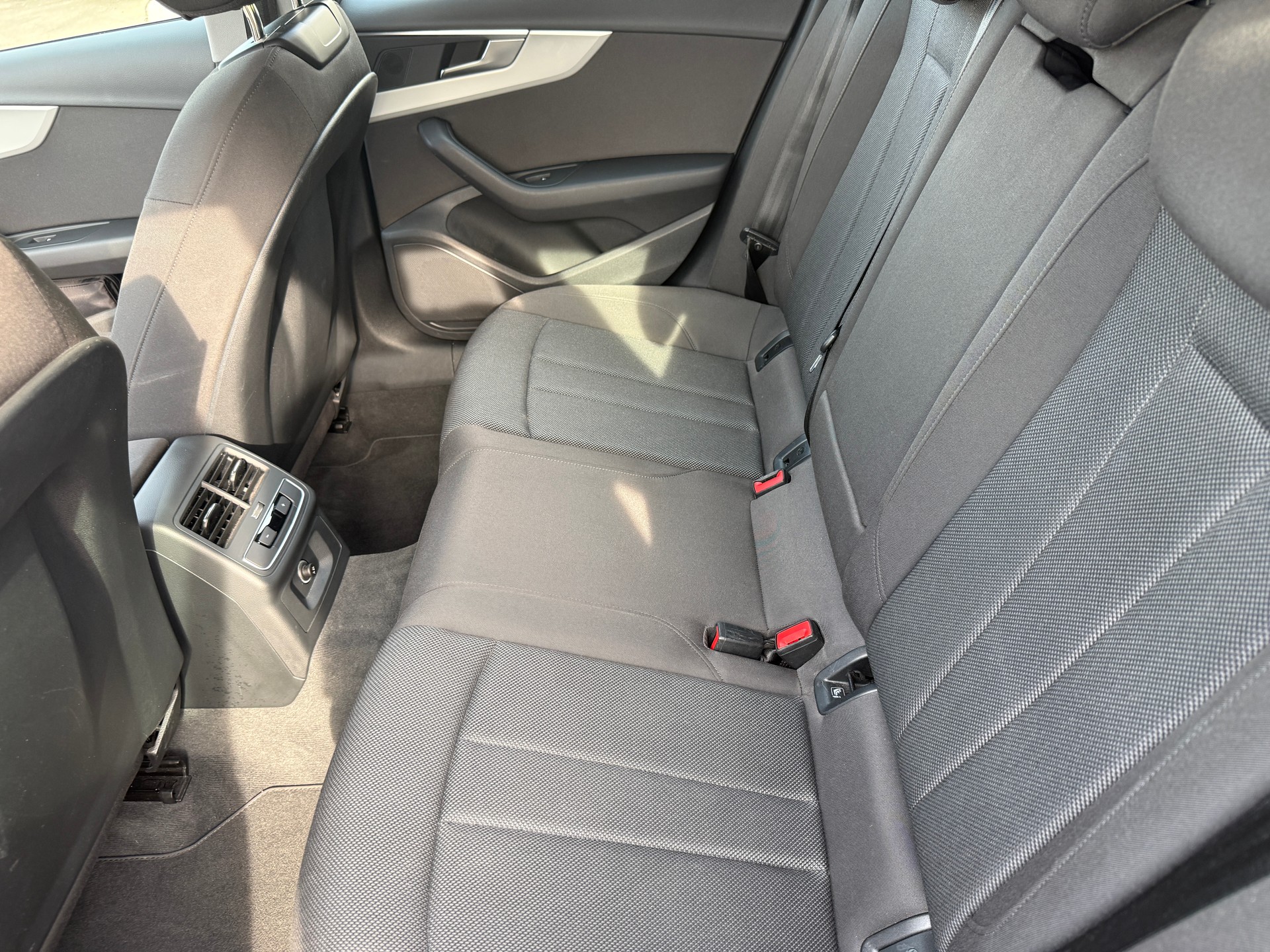 AUDI 2.0 40 TDI Attraction quattro S-Tronic-image-9
