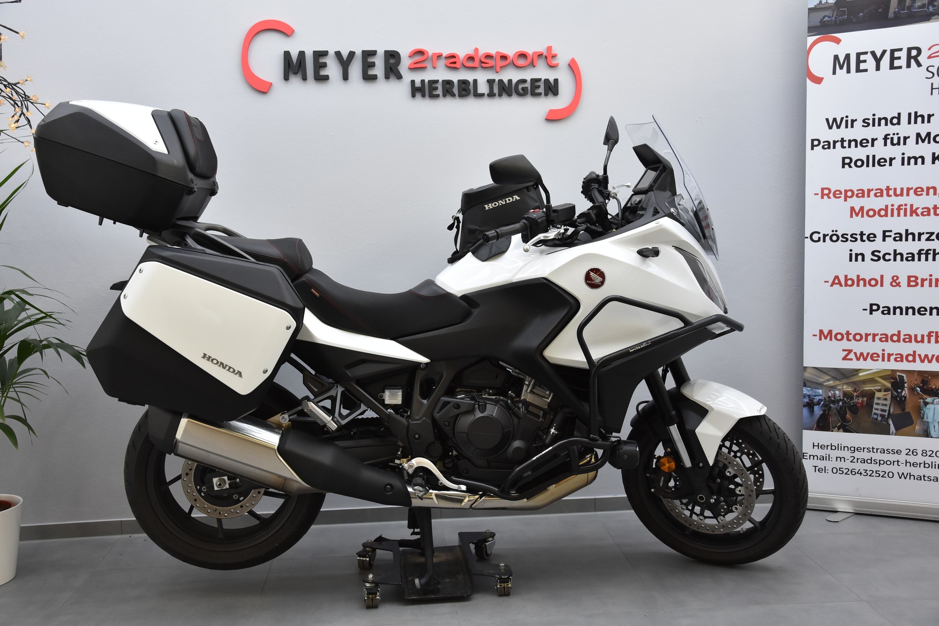 HONDA NT 1100-showroom-element-1