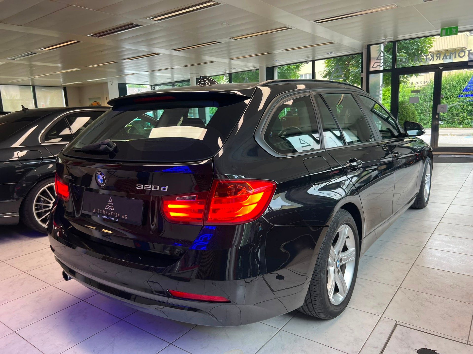 BMW 320d xDrive Touring-image-12
