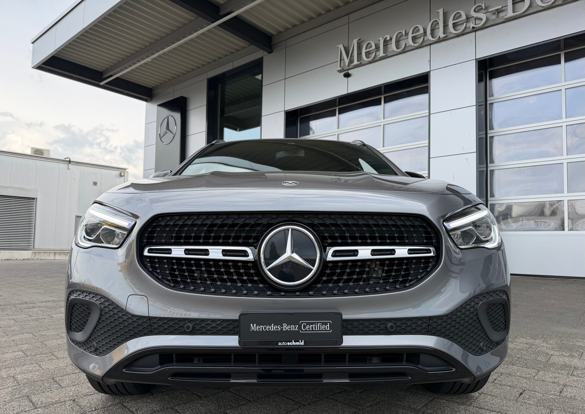 MERCEDES-BENZ GLA 200 Progressive 7G-DCT-showroom-element-2