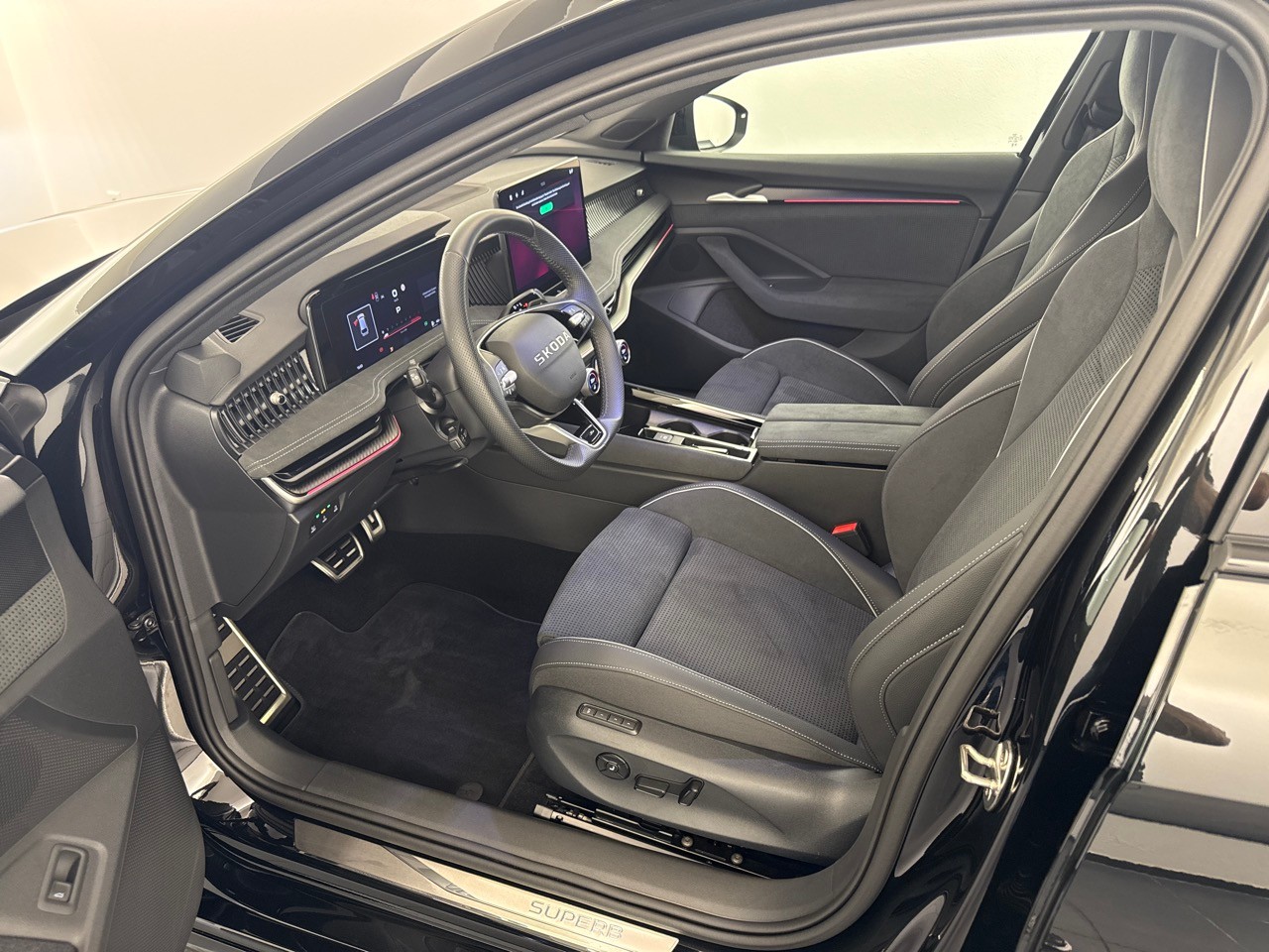 SKODA Superb 2.0 TSI Sport. 4x4 DSG-showroom-element-3