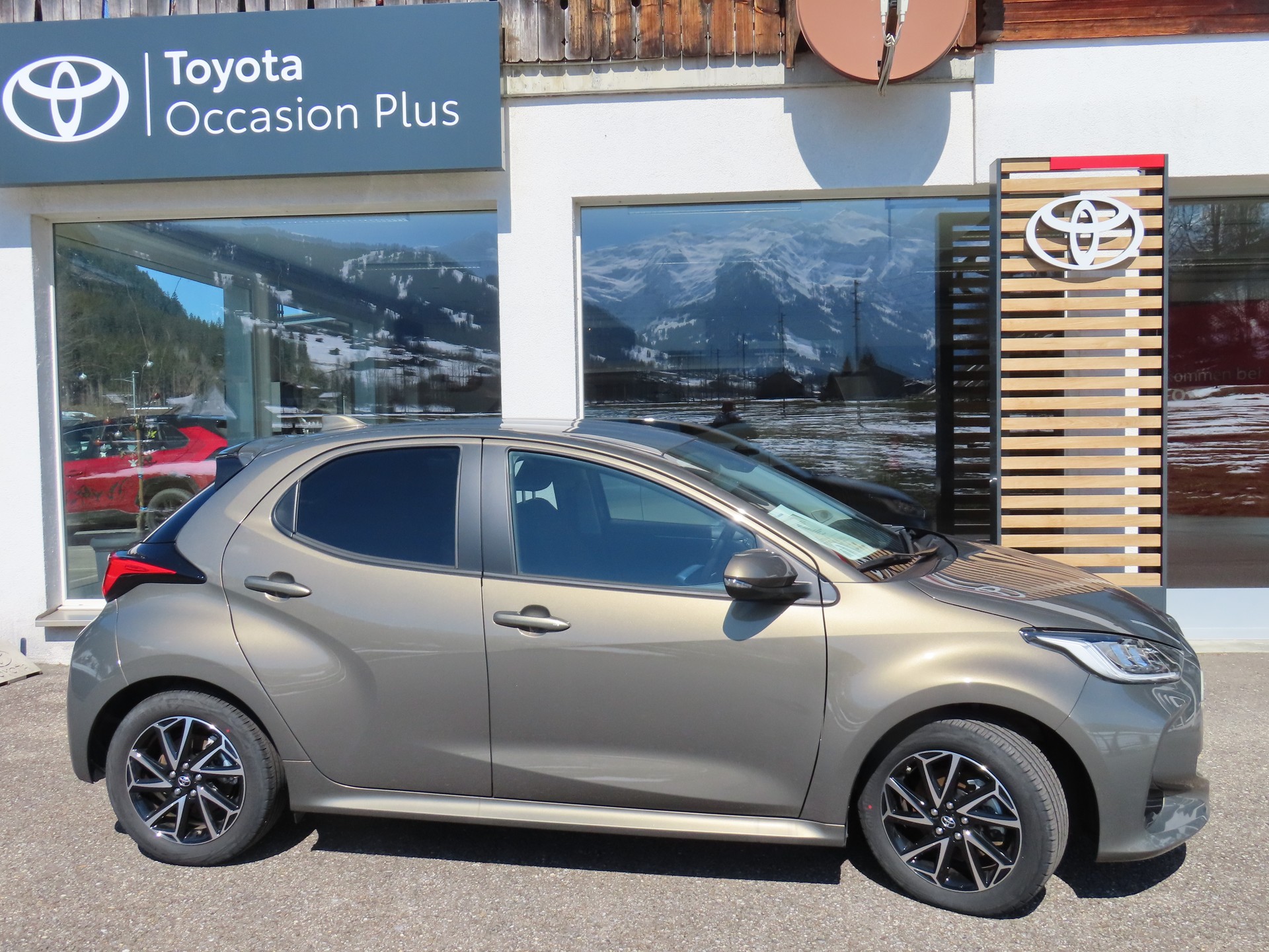 TOYOTA Yaris 1.5 Trend e-CVT-showroom-element-2