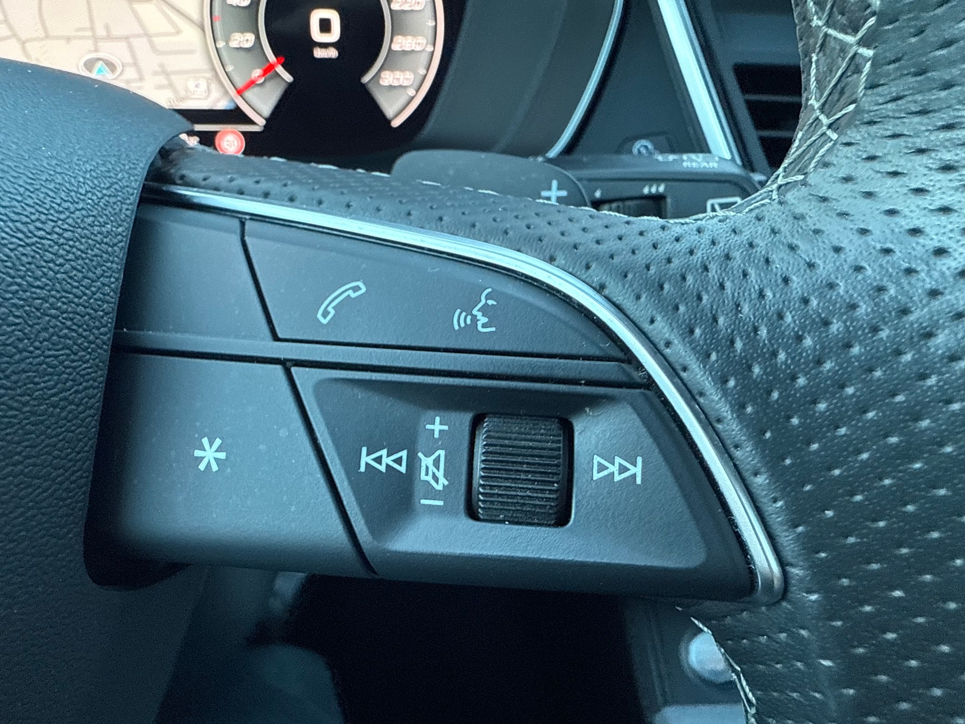 AUDI Q5 2.0 40 TDI S Line quattro S-Tronic-image-26