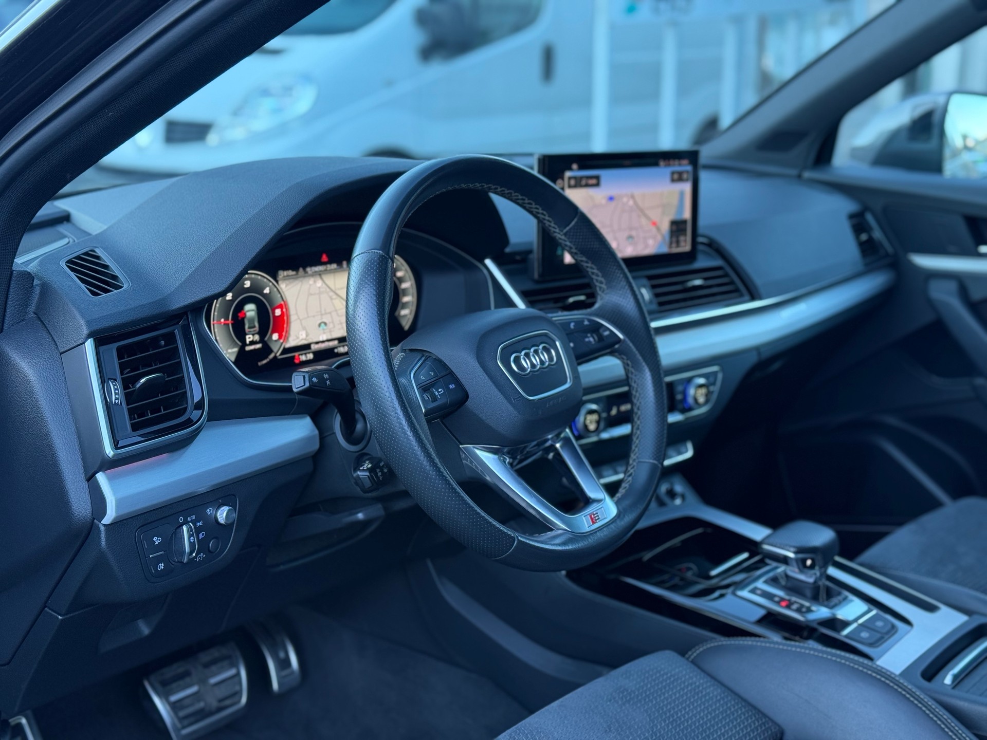 AUDI Q5 2.0 40 TDI S Line quattro S-Tronic-image-10