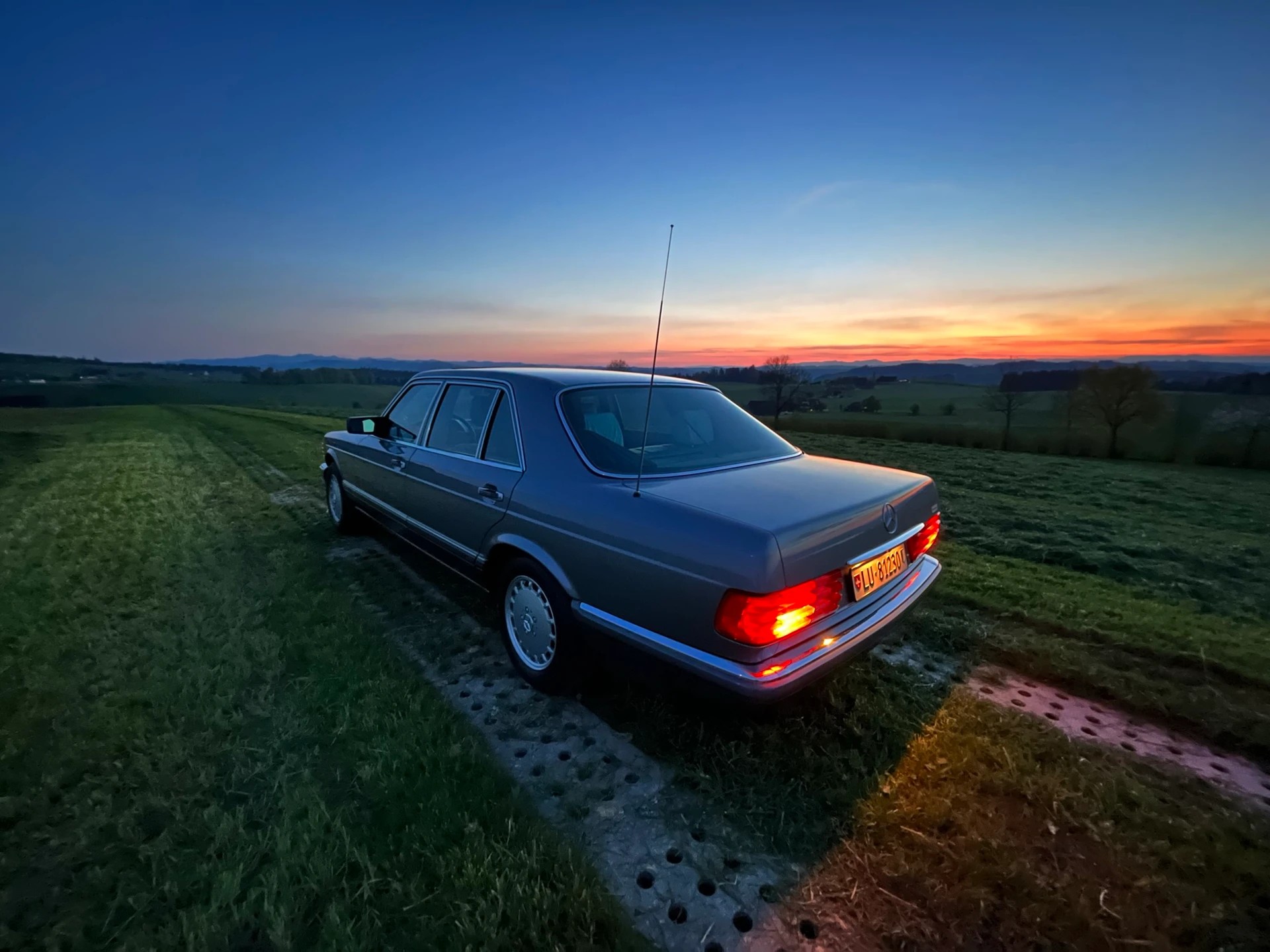 MERCEDES-BENZ 500 SEL W126 VETERAN-showroom-element-1