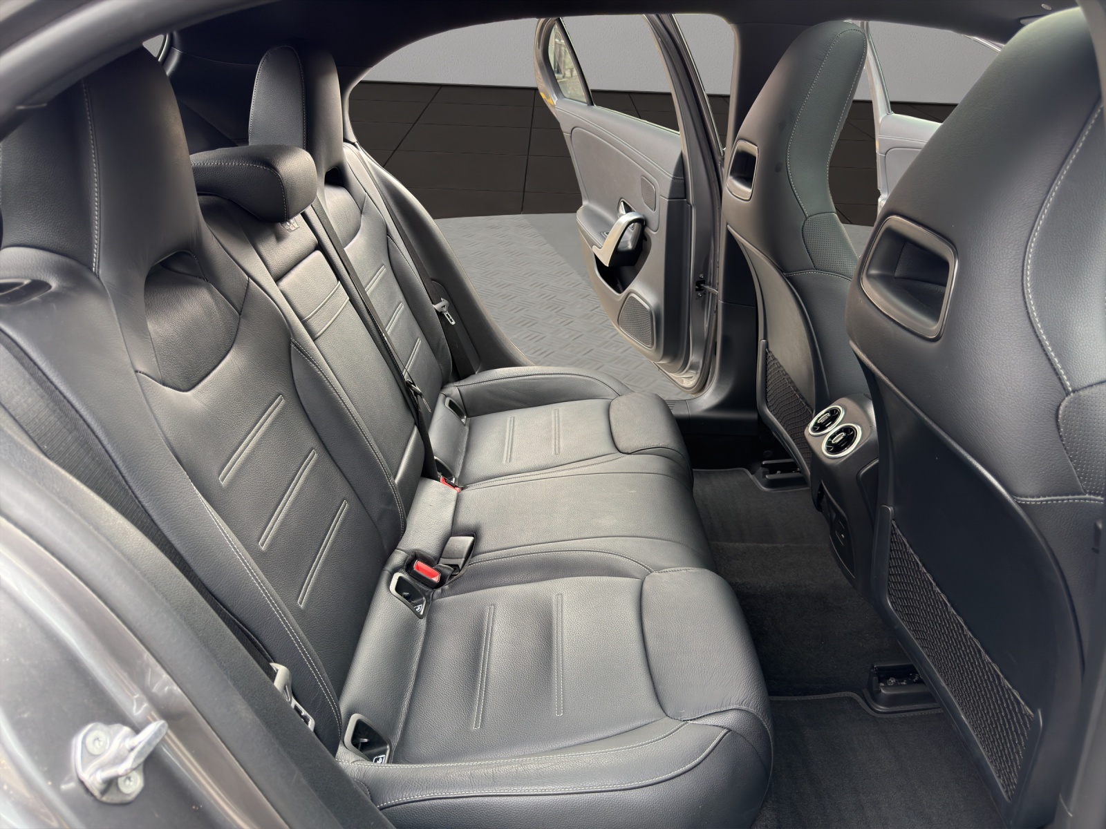 MERCEDES-BENZ A 35 AMG 4Matic Speedshift-image-17