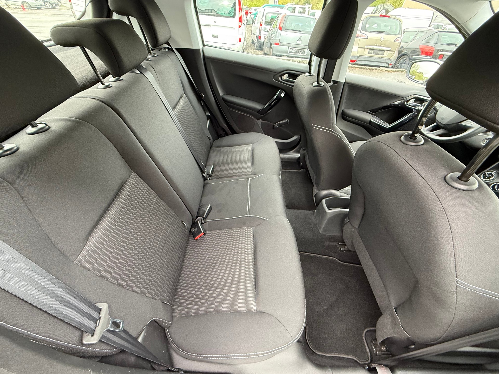 PEUGEOT 208 1.5 BlueHDi Active-image-8