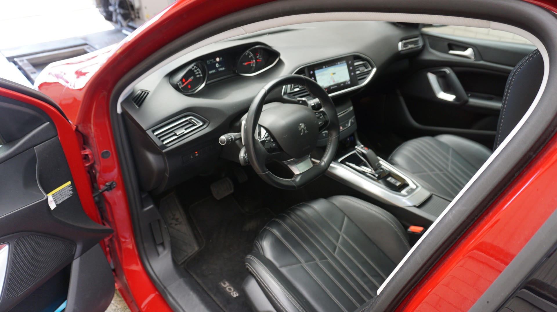 PEUGEOT 308 1.2 Pure Tech Allure EAT8-image-5