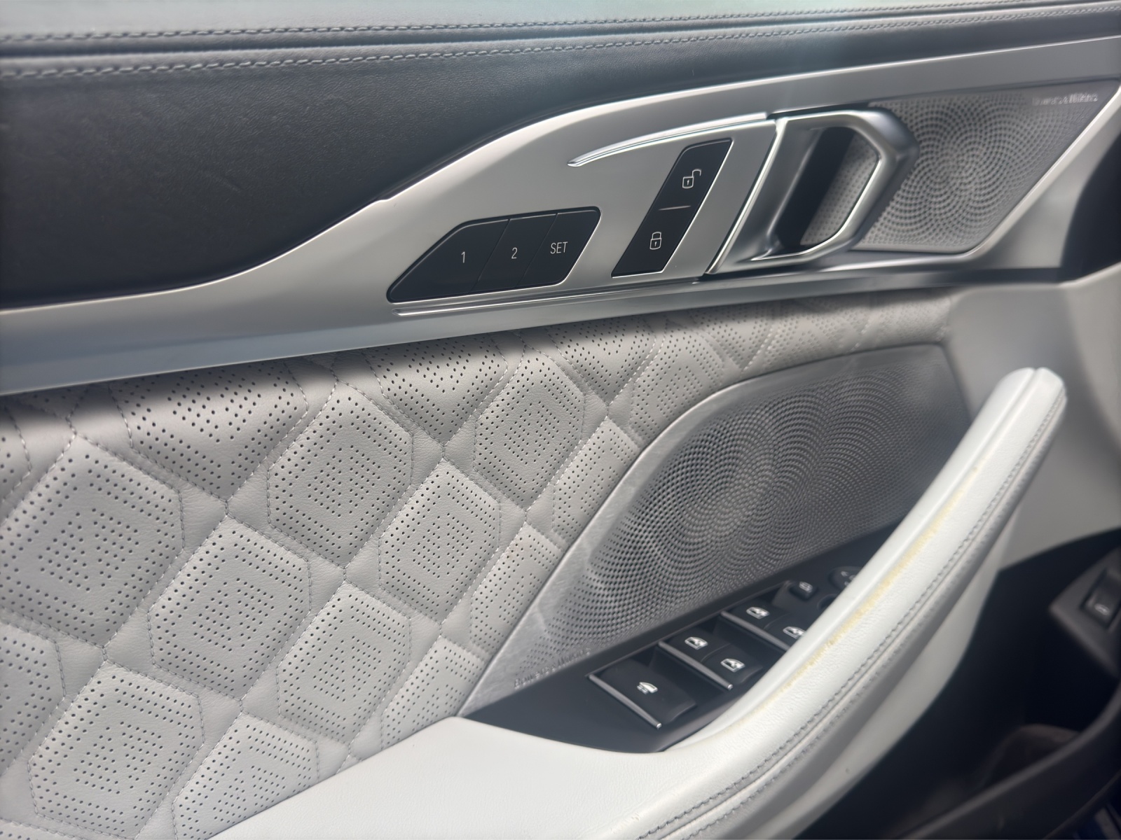 BMW M8 xDrive M Competition Steptronic-image-9