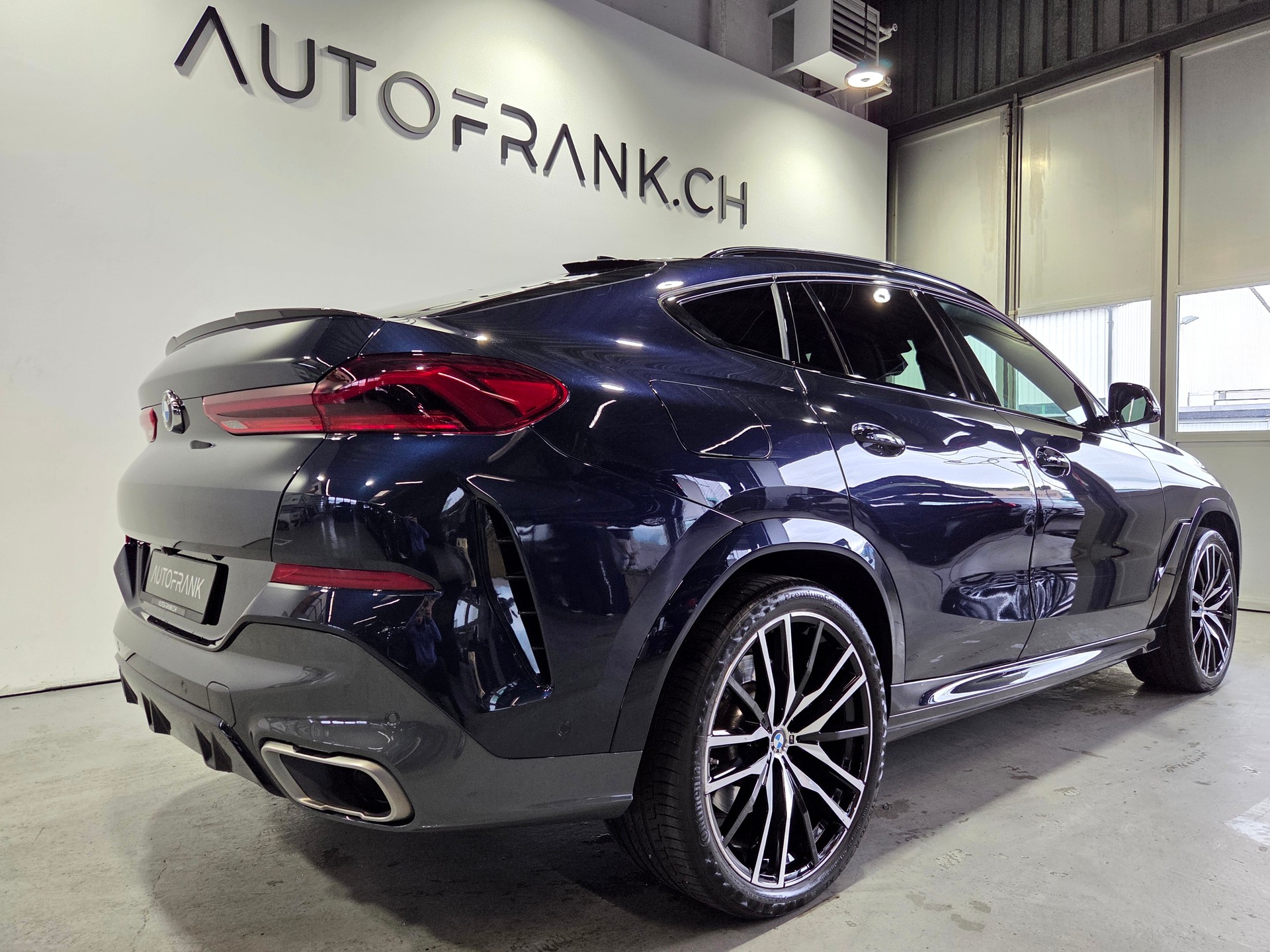 BMW X6 M50d-showroom-element-2