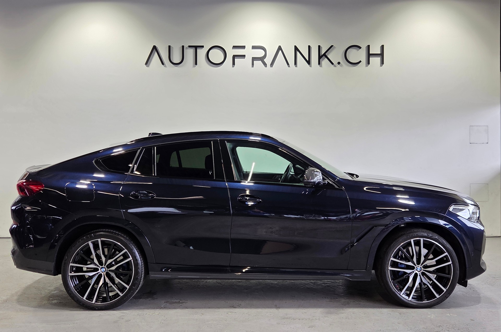 BMW X6 M50d-showroom-element-1