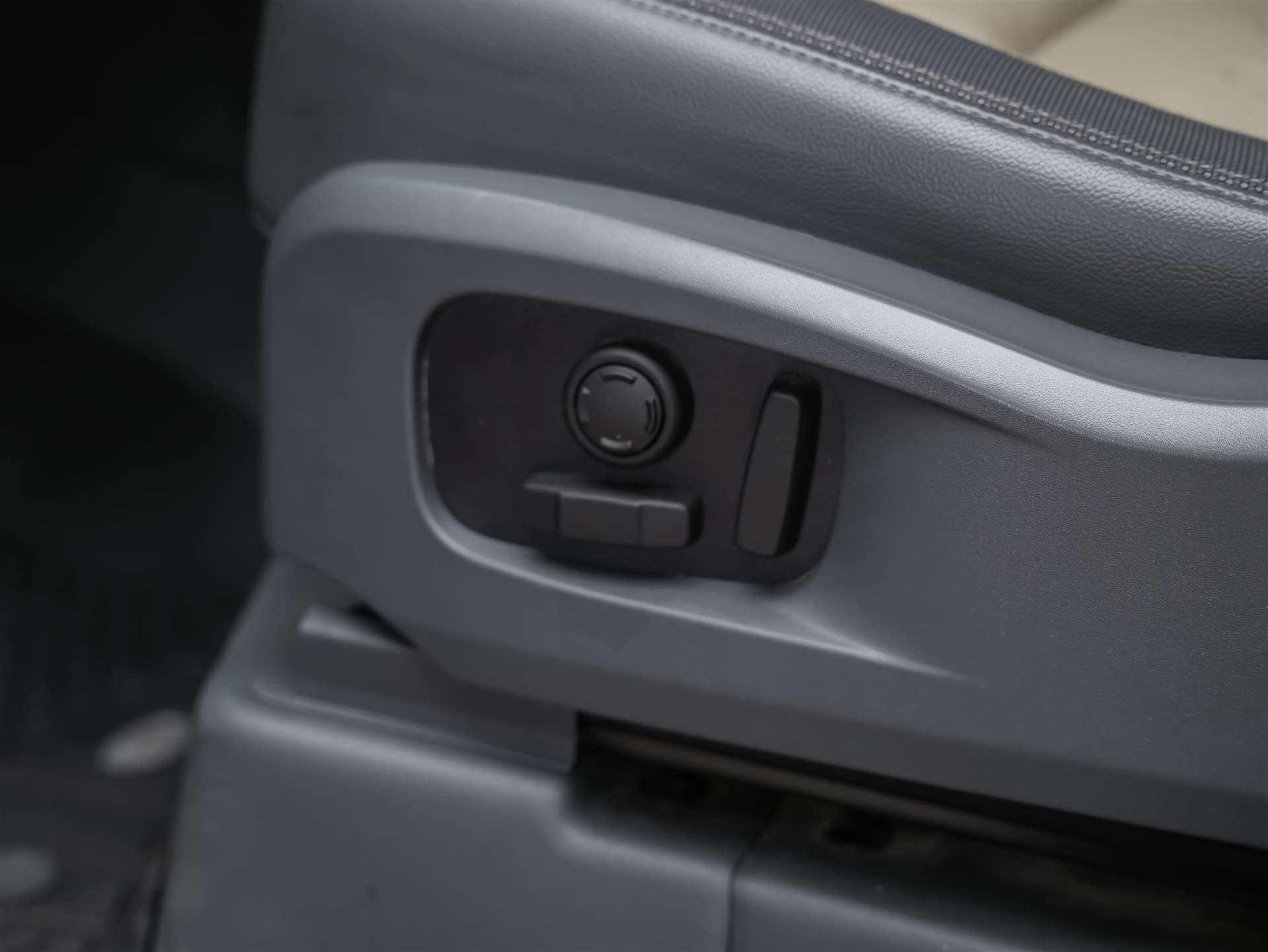 LAND ROVER Defender 110 P400e Si4 PHEV X-Dynamic SE AT8 *CH Auto*Head Up*Panorama*Meridian*360° Kamera*-image-30