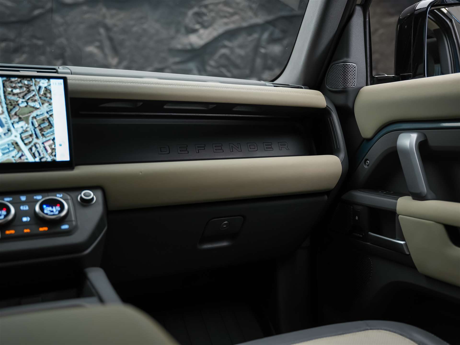 LAND ROVER Defender 110 P400e Si4 PHEV X-Dynamic SE AT8 *CH Auto*Head Up*Panorama*Meridian*360° Kamera*-image-24