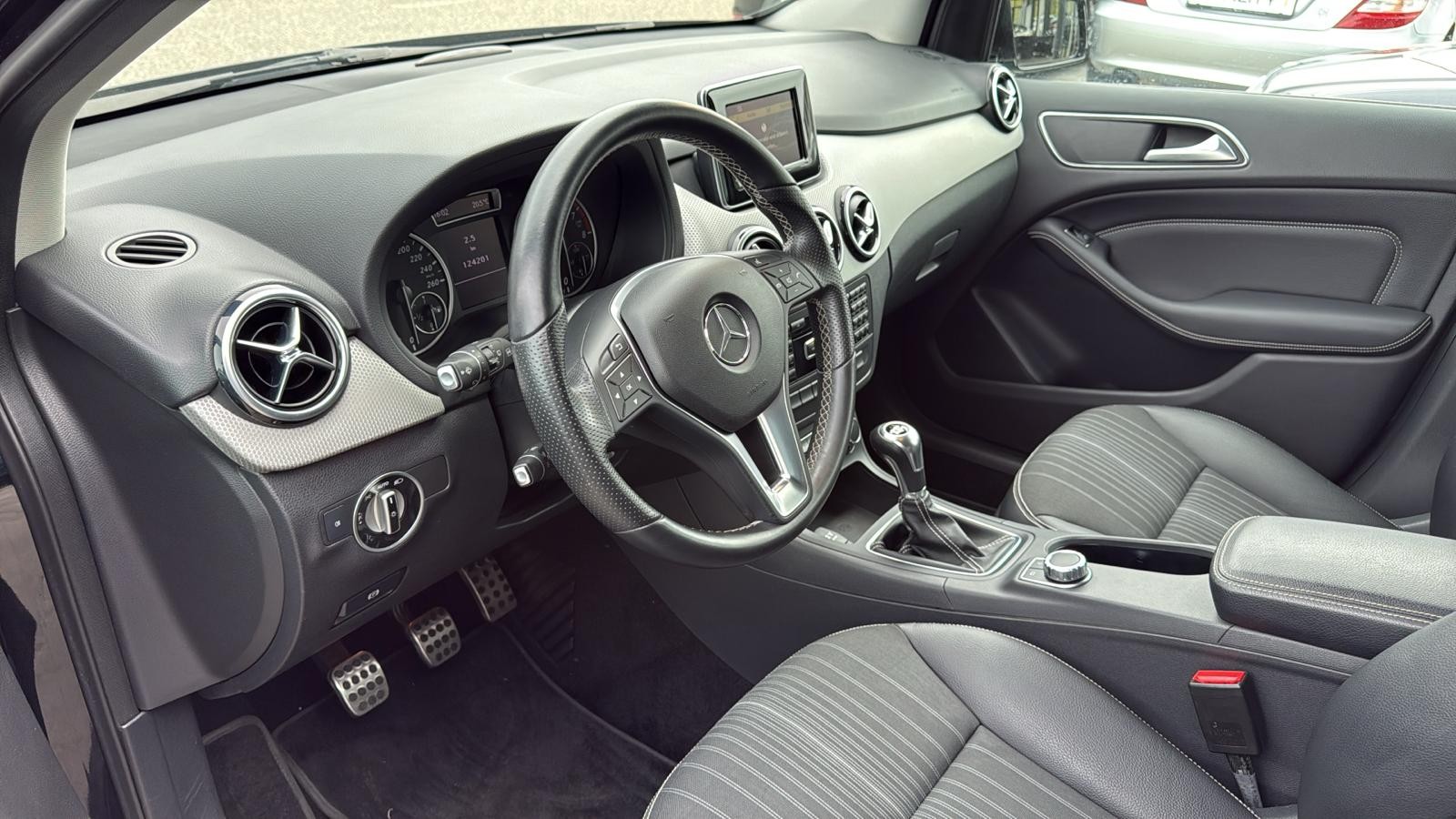 MERCEDES-BENZ B 200-image-18