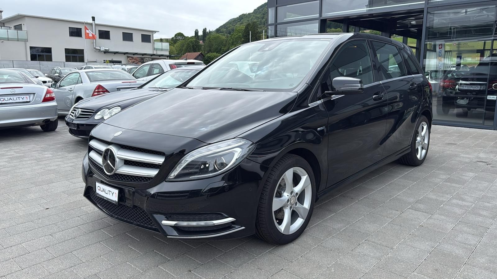 MERCEDES-BENZ B 200-showroom-element-2