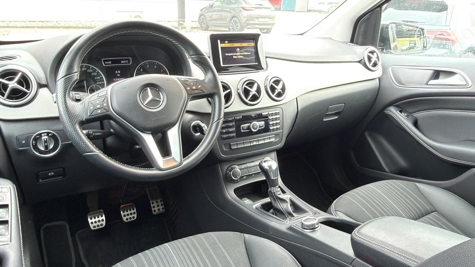 MERCEDES-BENZ B 200-image-16