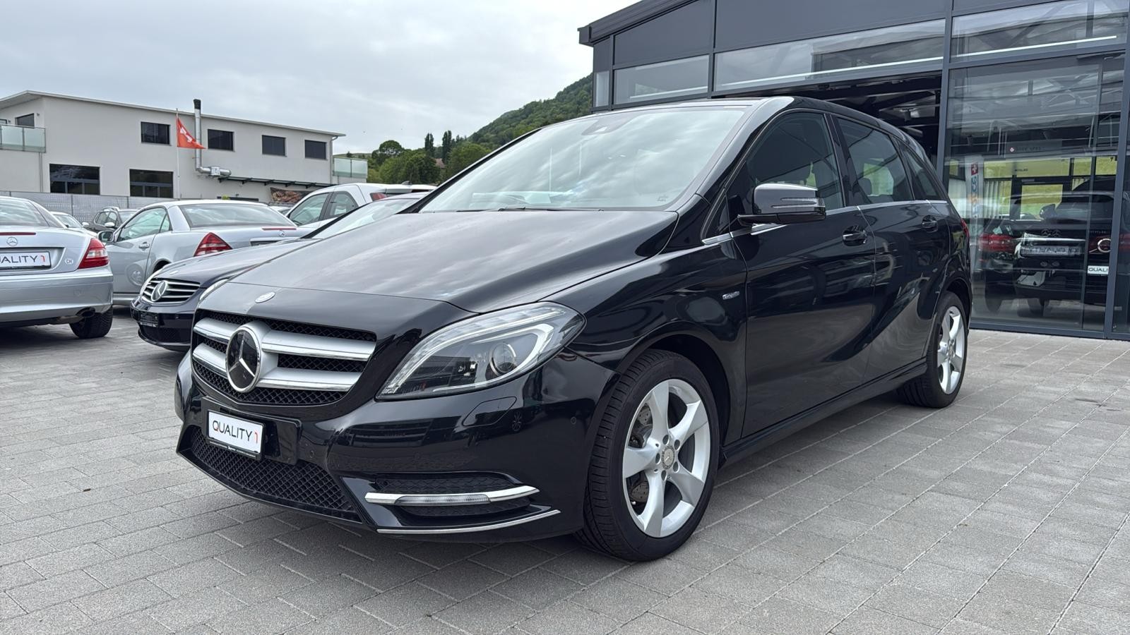 MERCEDES-BENZ B 200-showroom-element-1