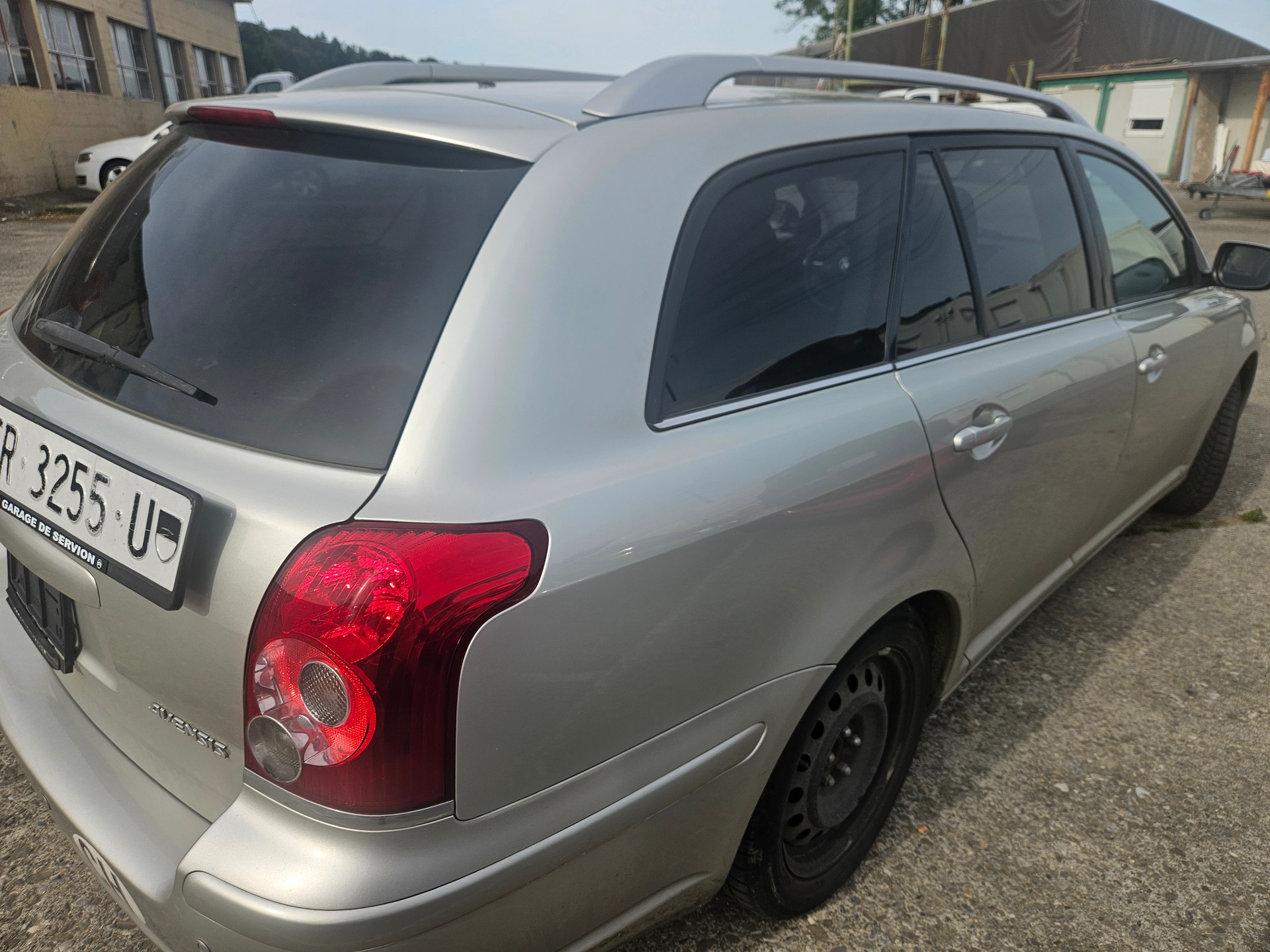 TOYOTA Avensis 2.0 D4 VVT-i Linea Sol Premium Sportswagon-image-3