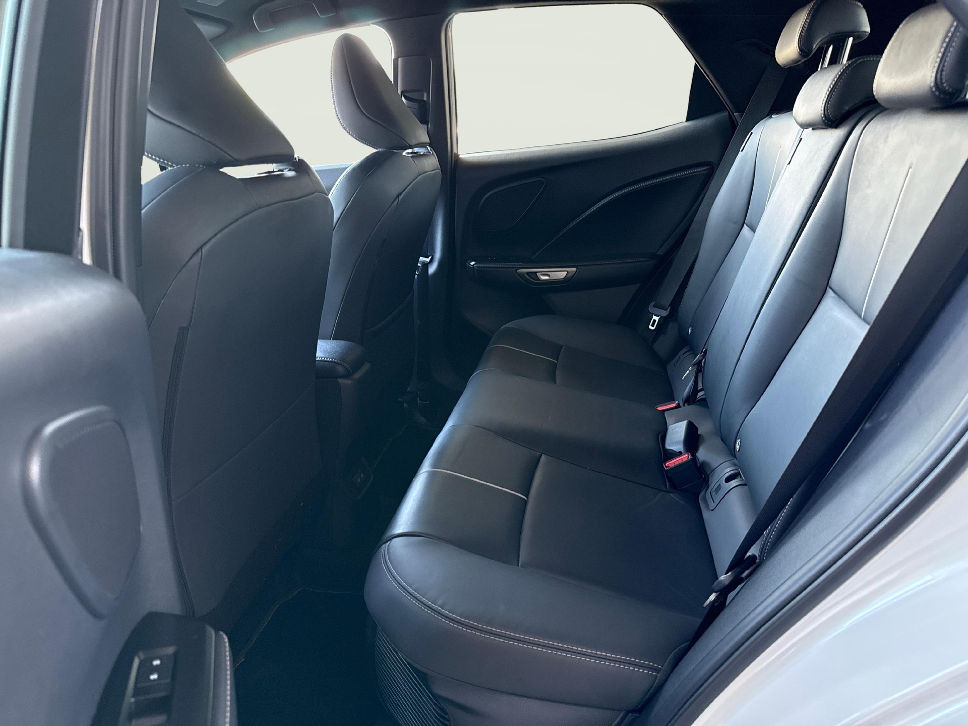 LEXUS LBX 1.5 Hybrid Relax AWD-image-10