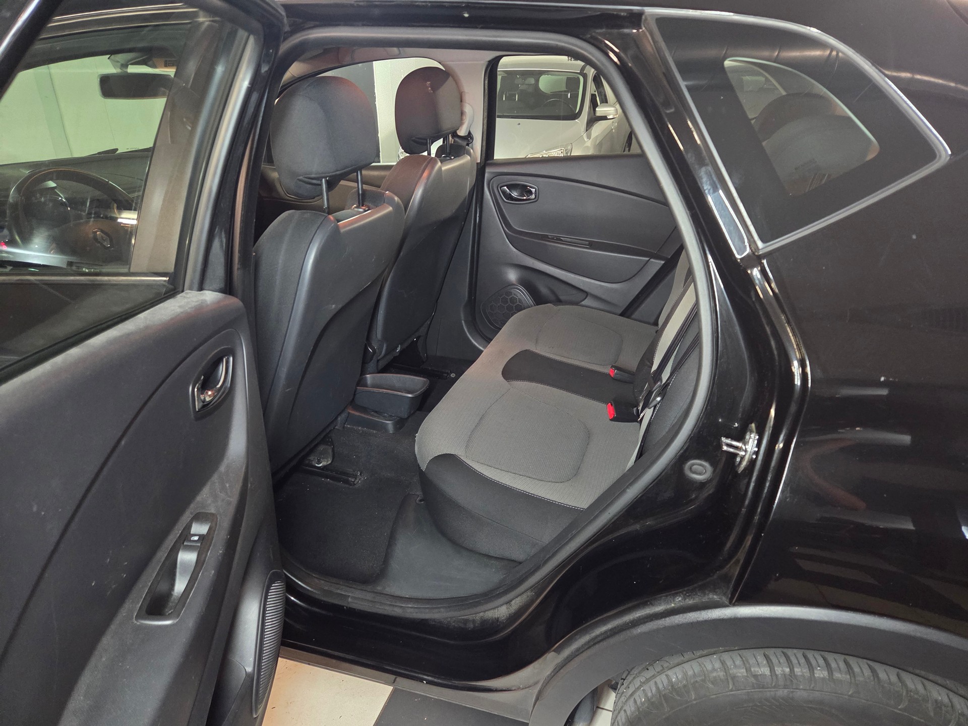 RENAULT Captur 1.2 T 16V Privilège EDC-image-9