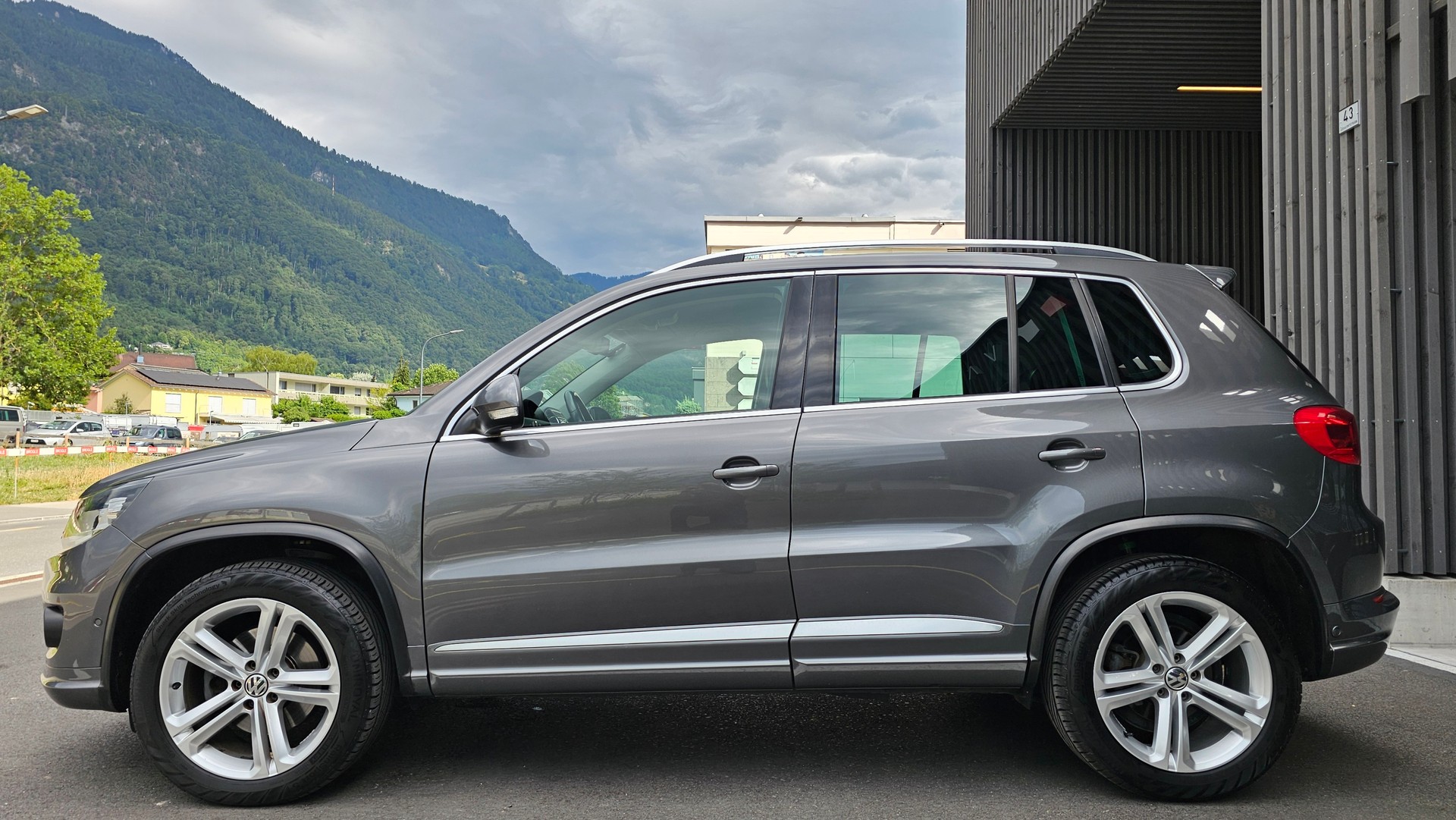 VW Tiguan 2.0 TDI BlueMotion R-Line 4Motion DSG-image-1