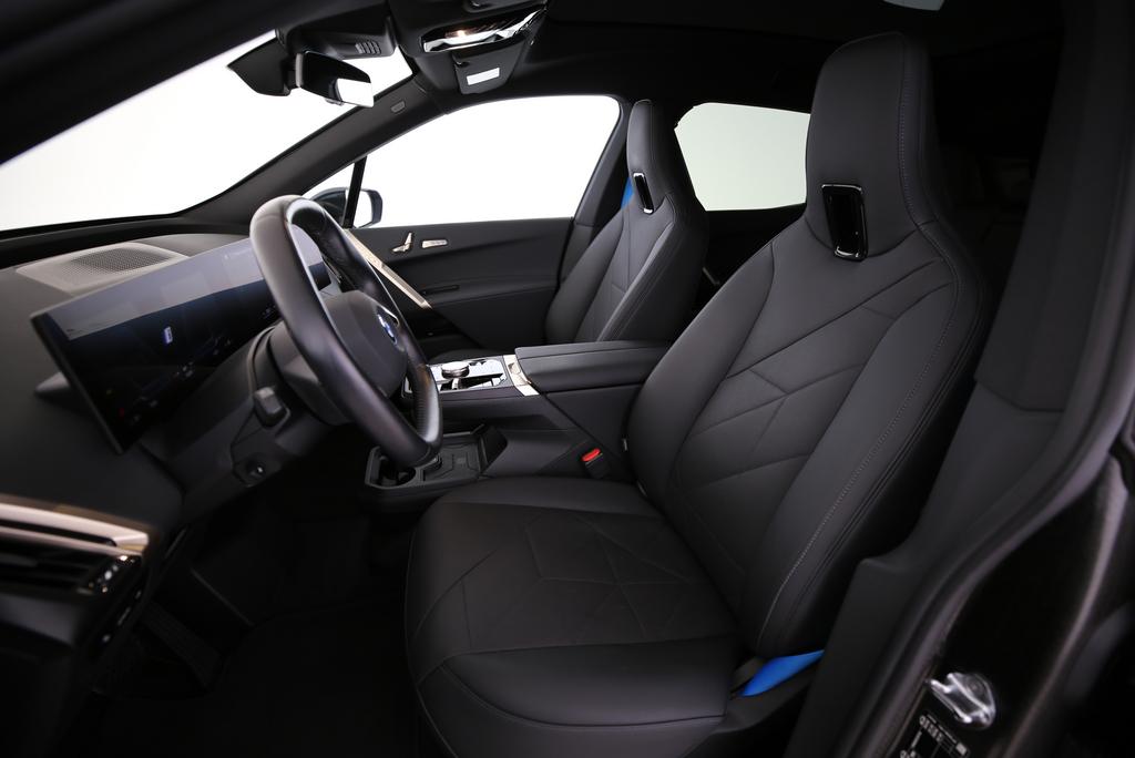 BMW iX xDrive50-showroom-element-3