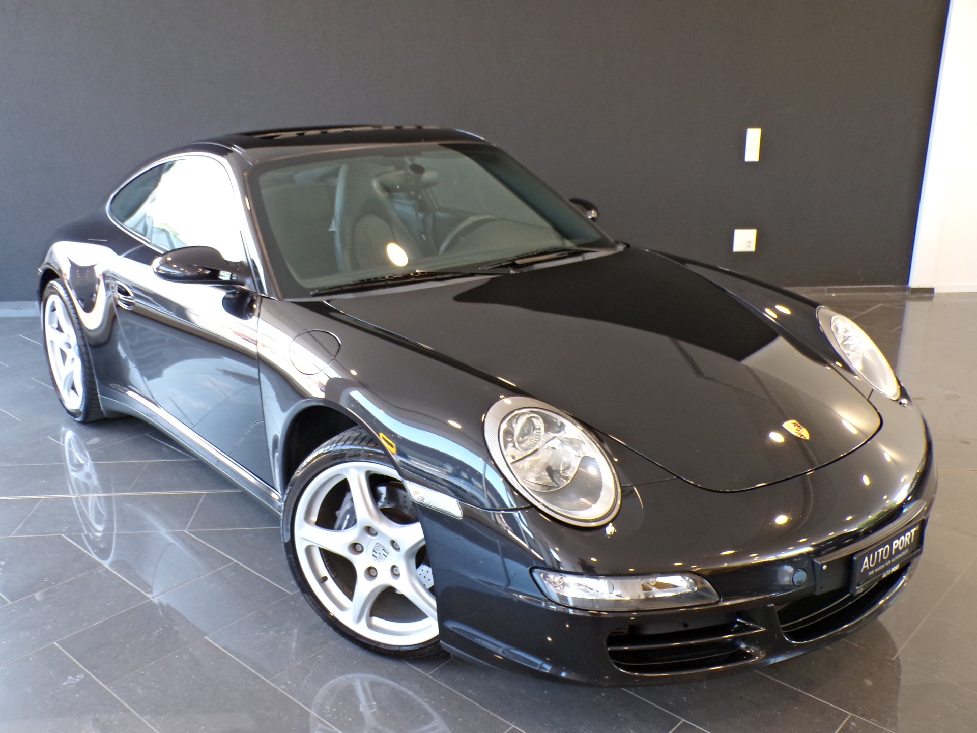 PORSCHE 911 Carrera 4-showroom-element-2
