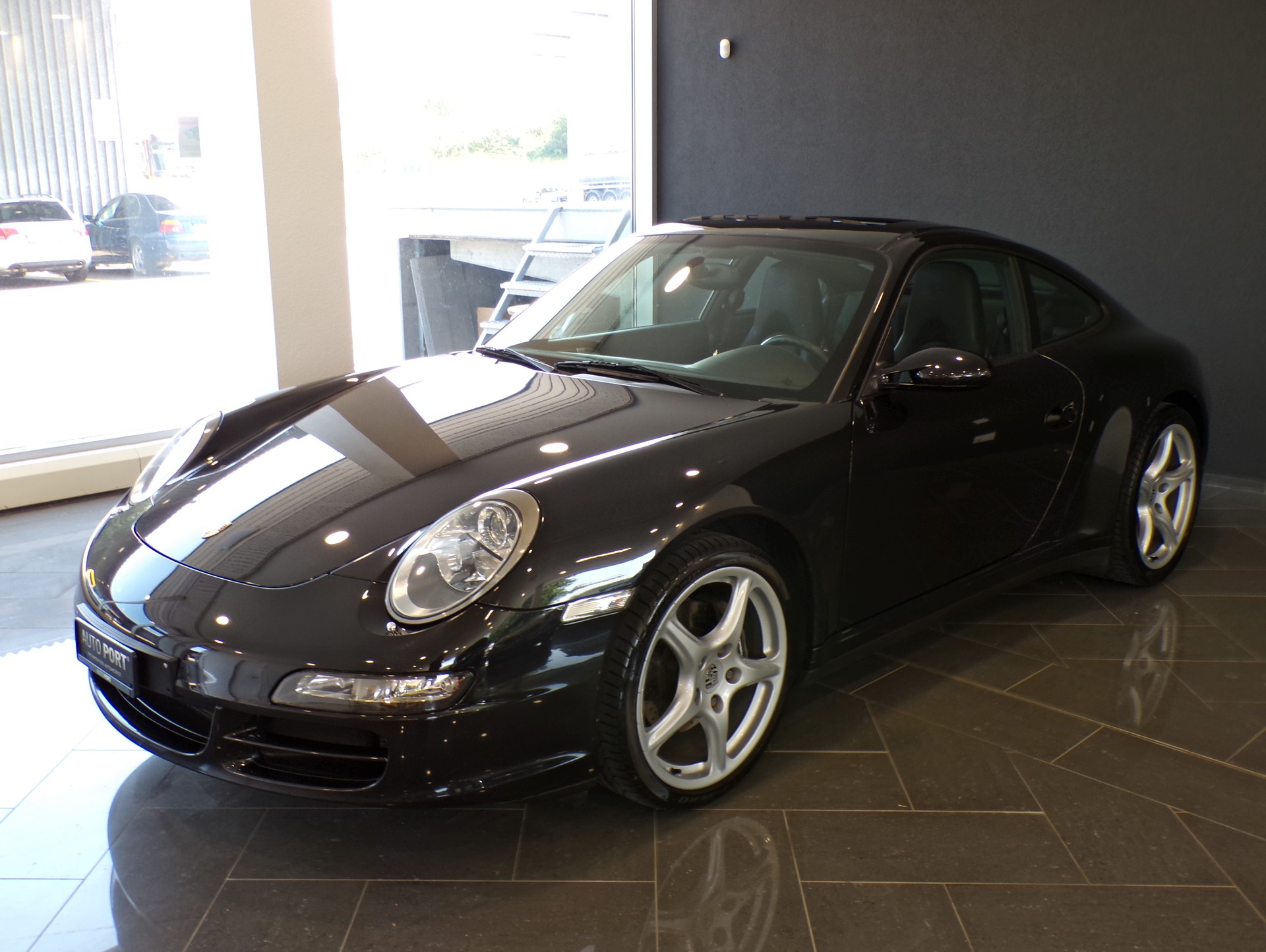 PORSCHE 911 Carrera 4-image-4