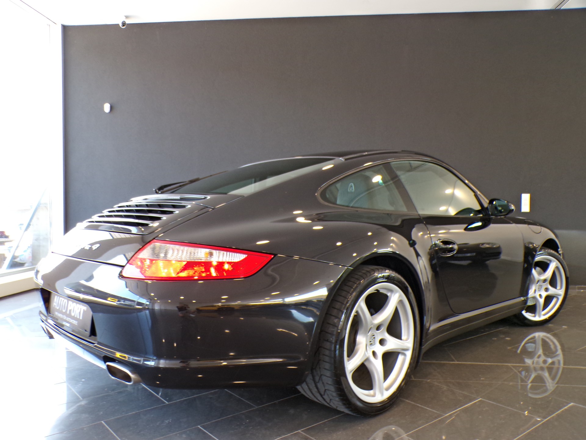PORSCHE 911 Carrera 4-image-15