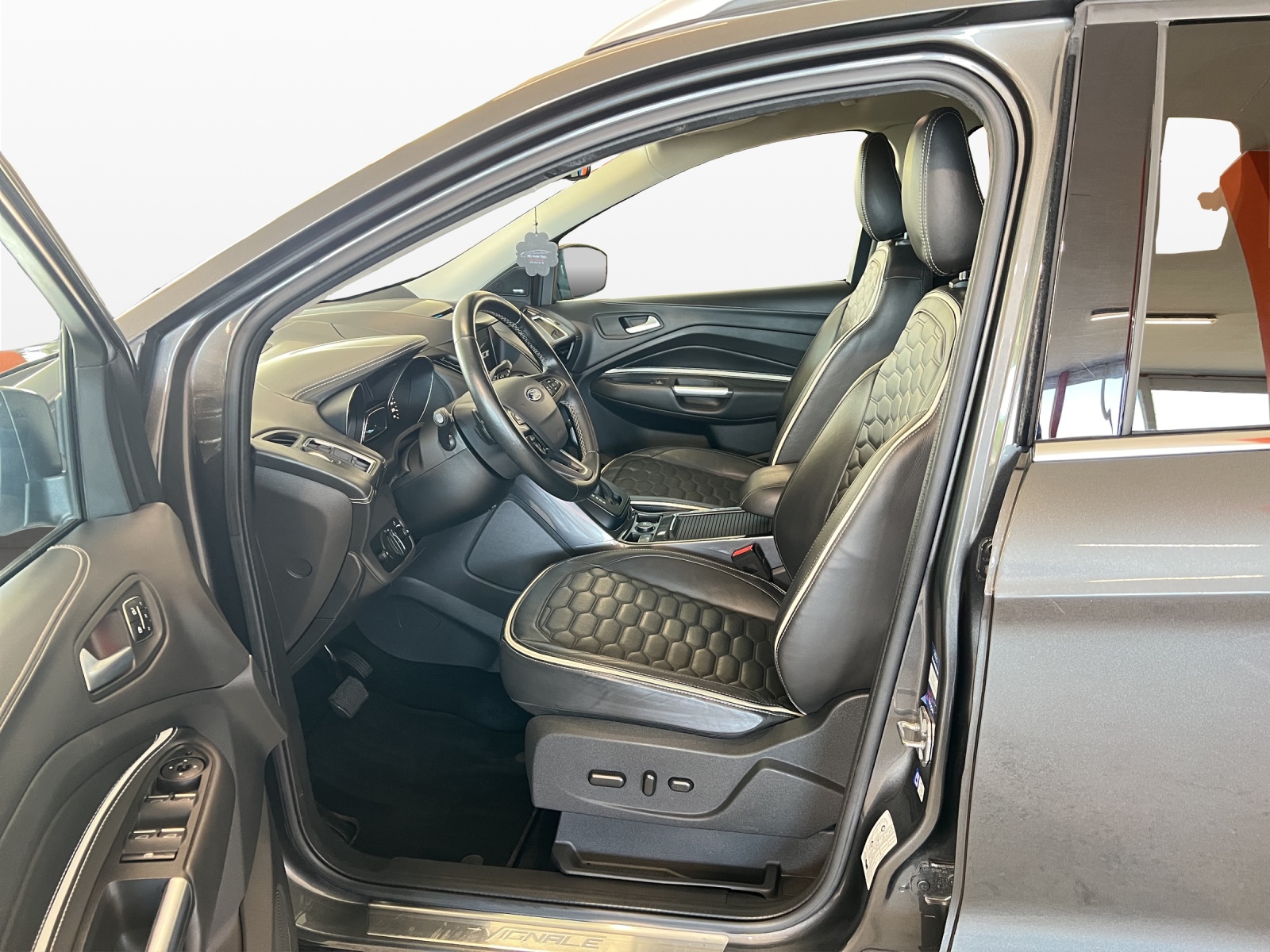 FORD Kuga 2.0 TDCi Vignale 4WD PowerShift-image-10