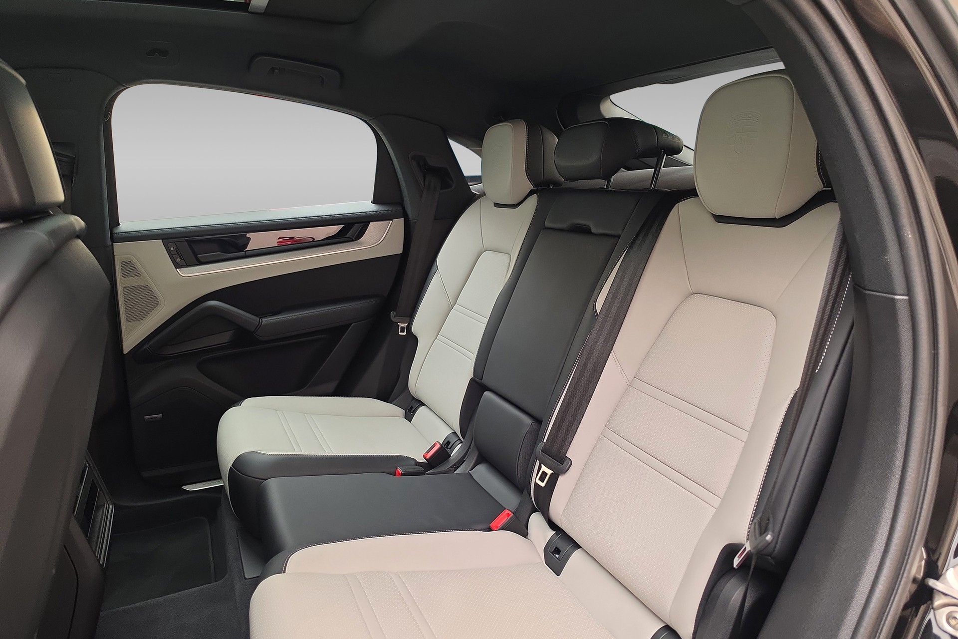 PORSCHE Cayenne Coupé E-Hybrid-image-16