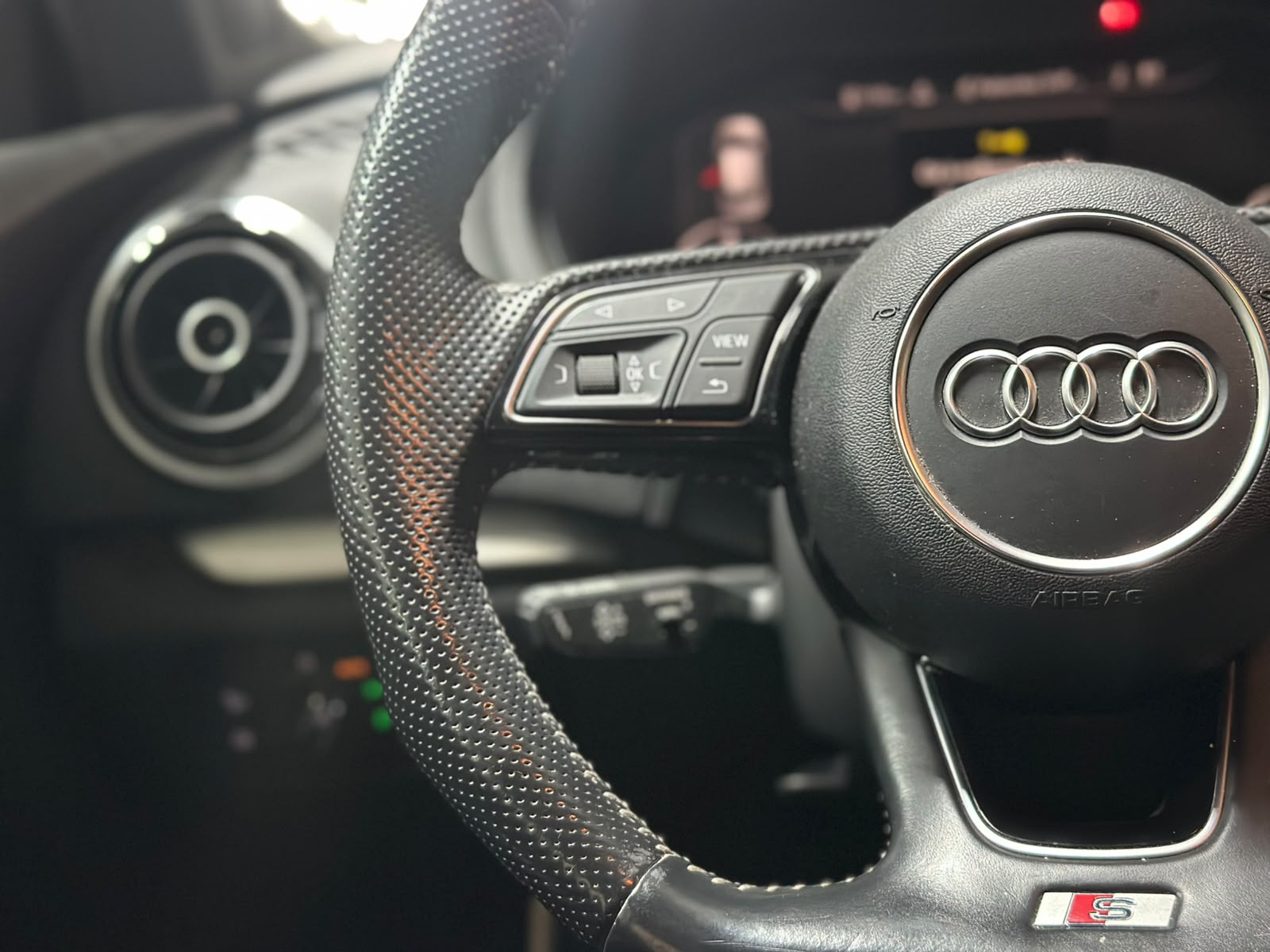 AUDI A3 Sportback 2.0 TDI S-Line S-tronic Quattro-image-11