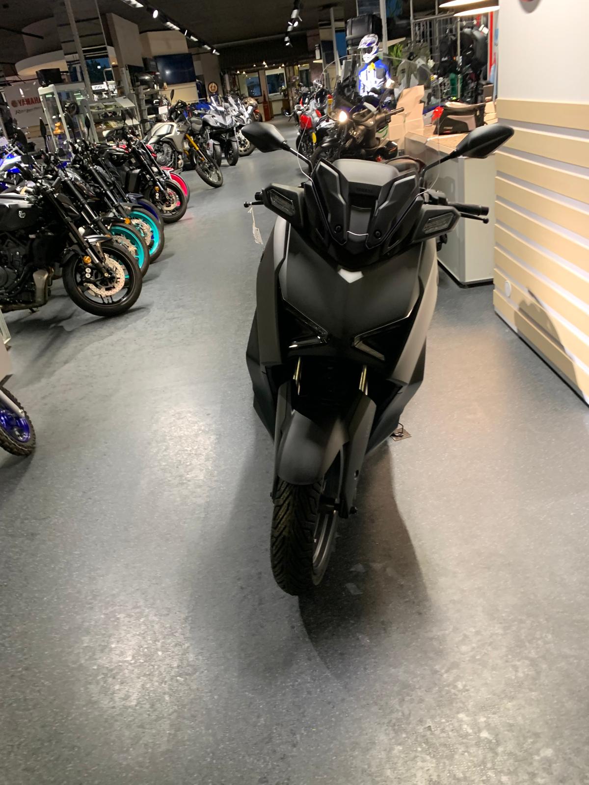 YAMAHA XMAX300-image-1