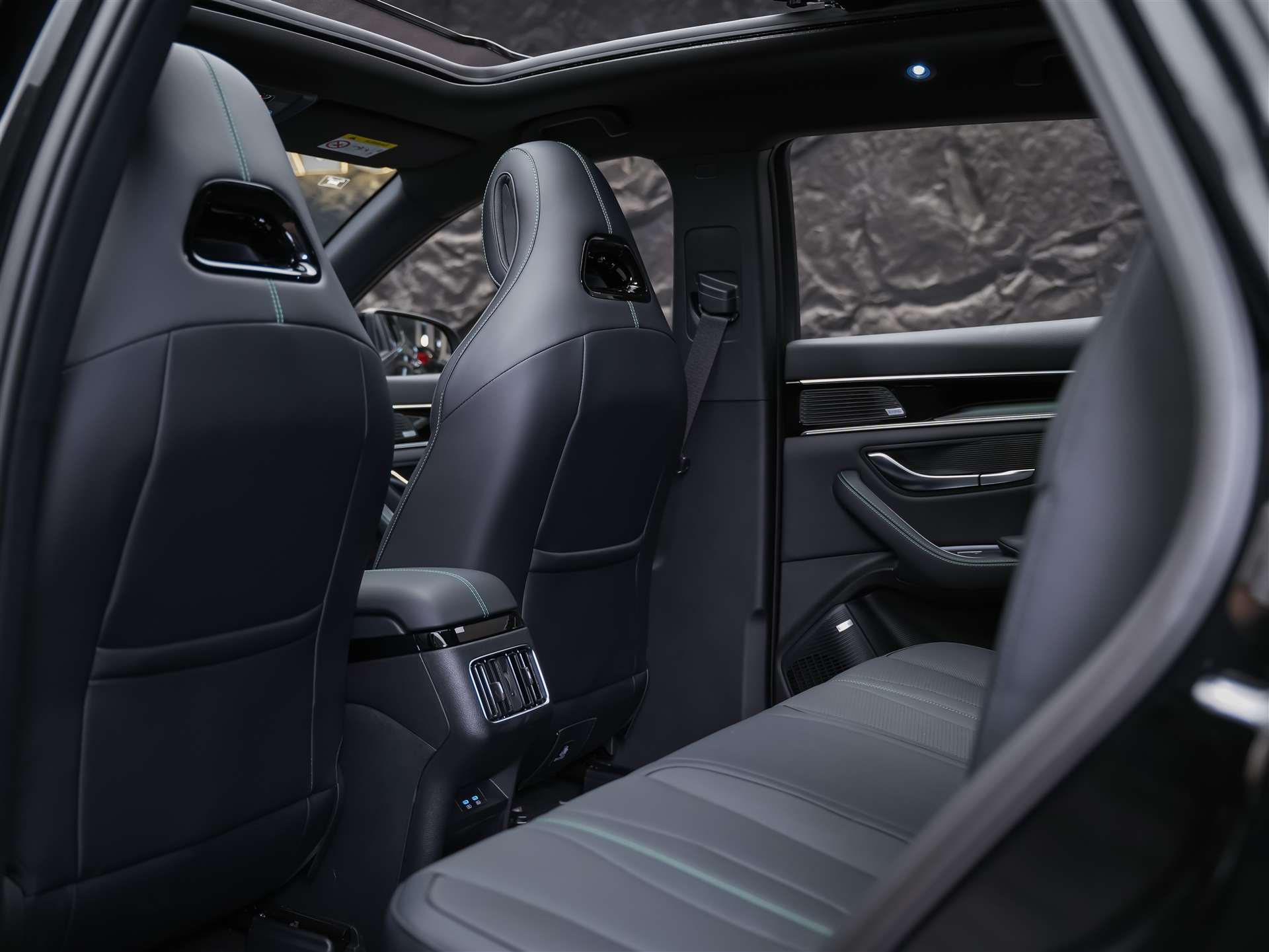 BYD Seal U DM-i Design AWD *Werksgarantie*Panorama*Sitzbelüftung*360° Kamera*-image-11