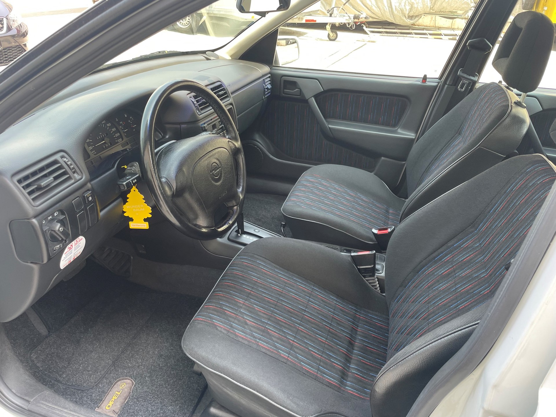 OPEL Vectra 2.0i CD-showroom-element-2