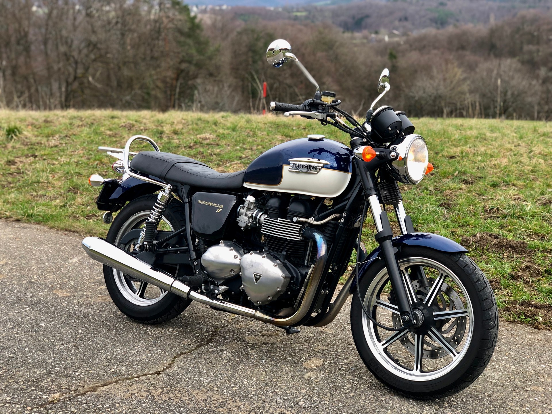 TRIUMPH Bonneville 900 i-image-0