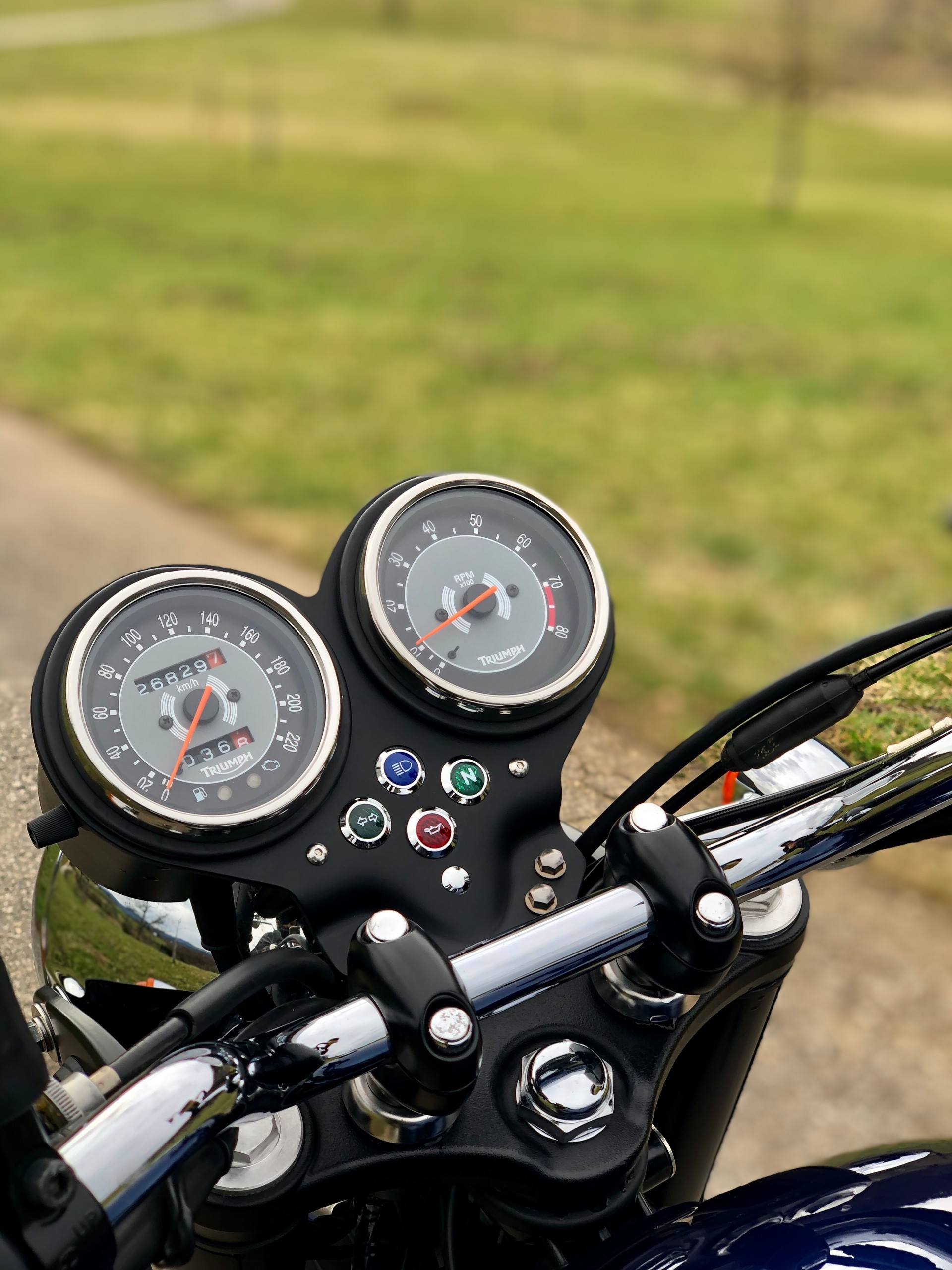 TRIUMPH Bonneville 900 i-image-5